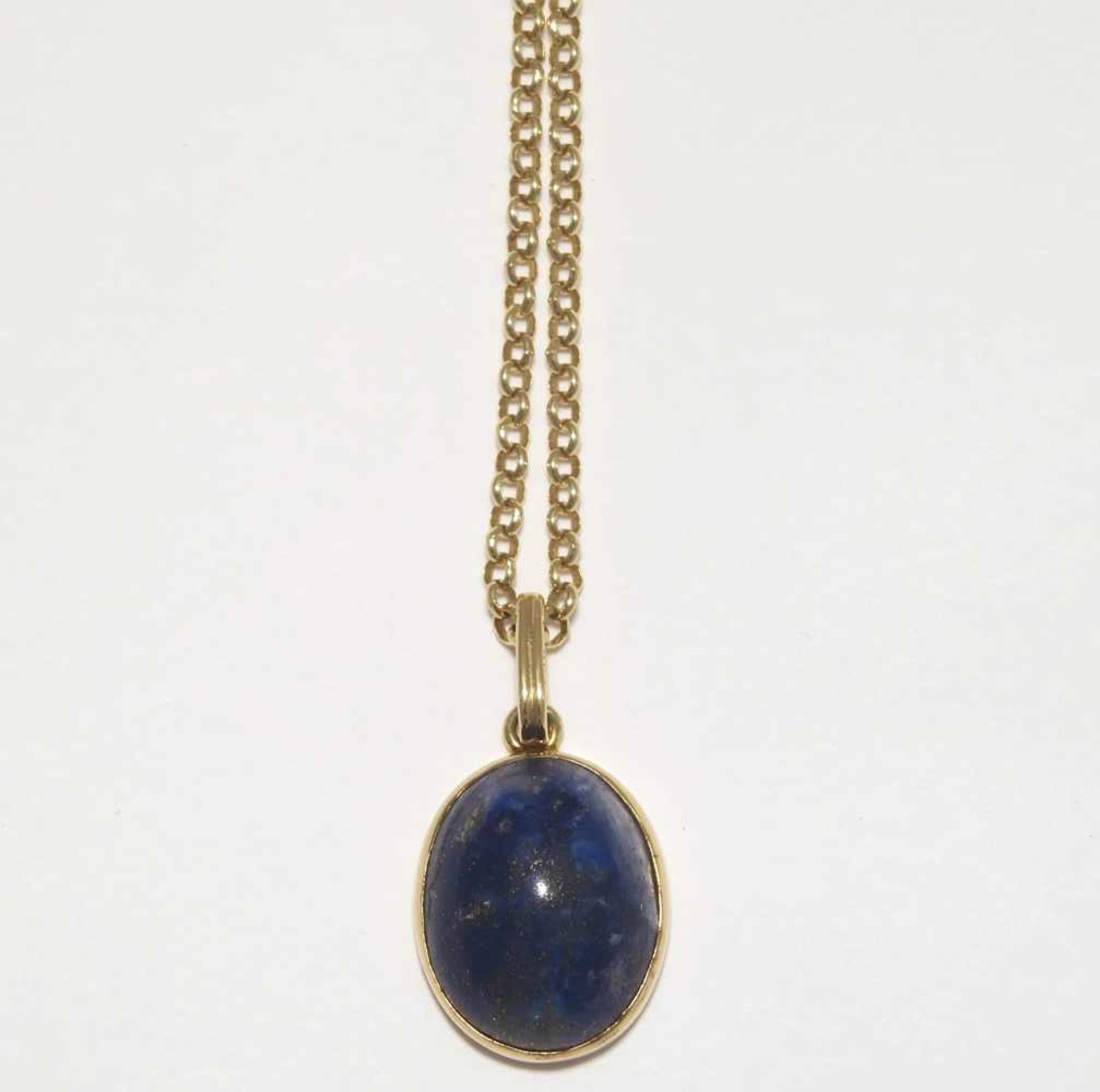 Kette mit Anhänger 18 K GG, Marken (750). Anhänger mit Lapislazuli. L. 56 cm. Zus. 11,9 g