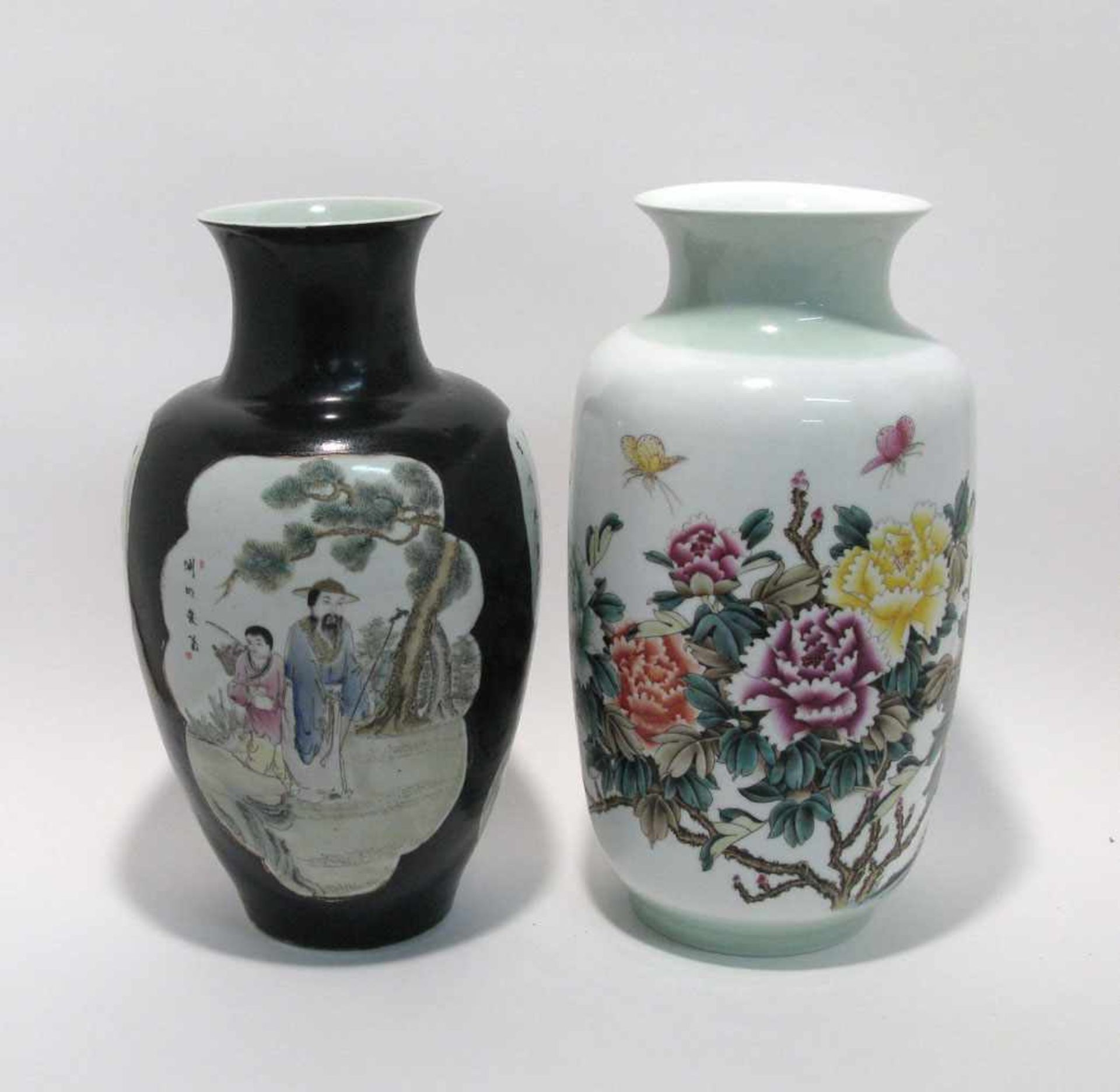 Zwei Vasen China. Porzellan. Bunter Päoniendekor bzw. auf schwarzem Grund Reserven mit figürlichen