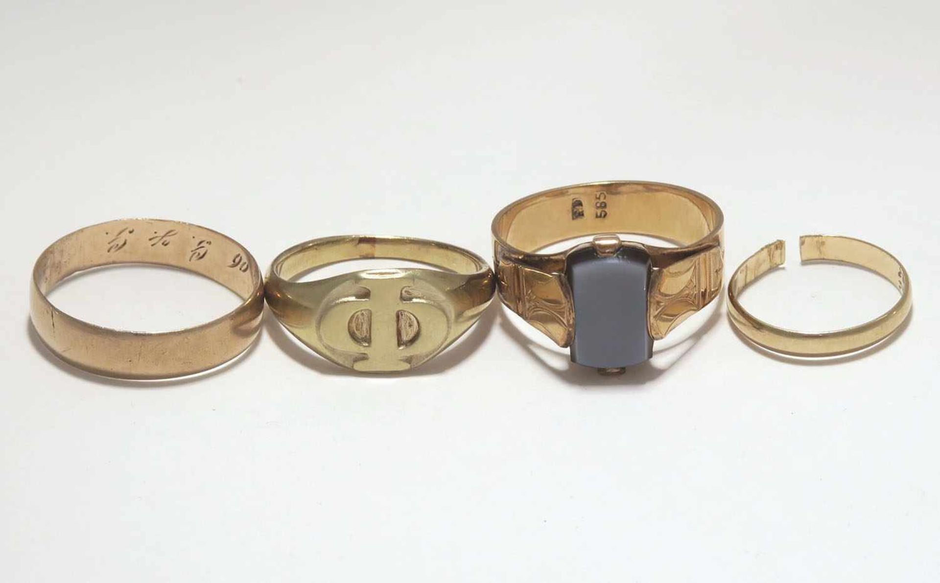Vier Ringe Zwei 14 K GG, Marken (585), mit Lagenachat u.a. bzw. zwei Eheringe 8 K GG, Marken (