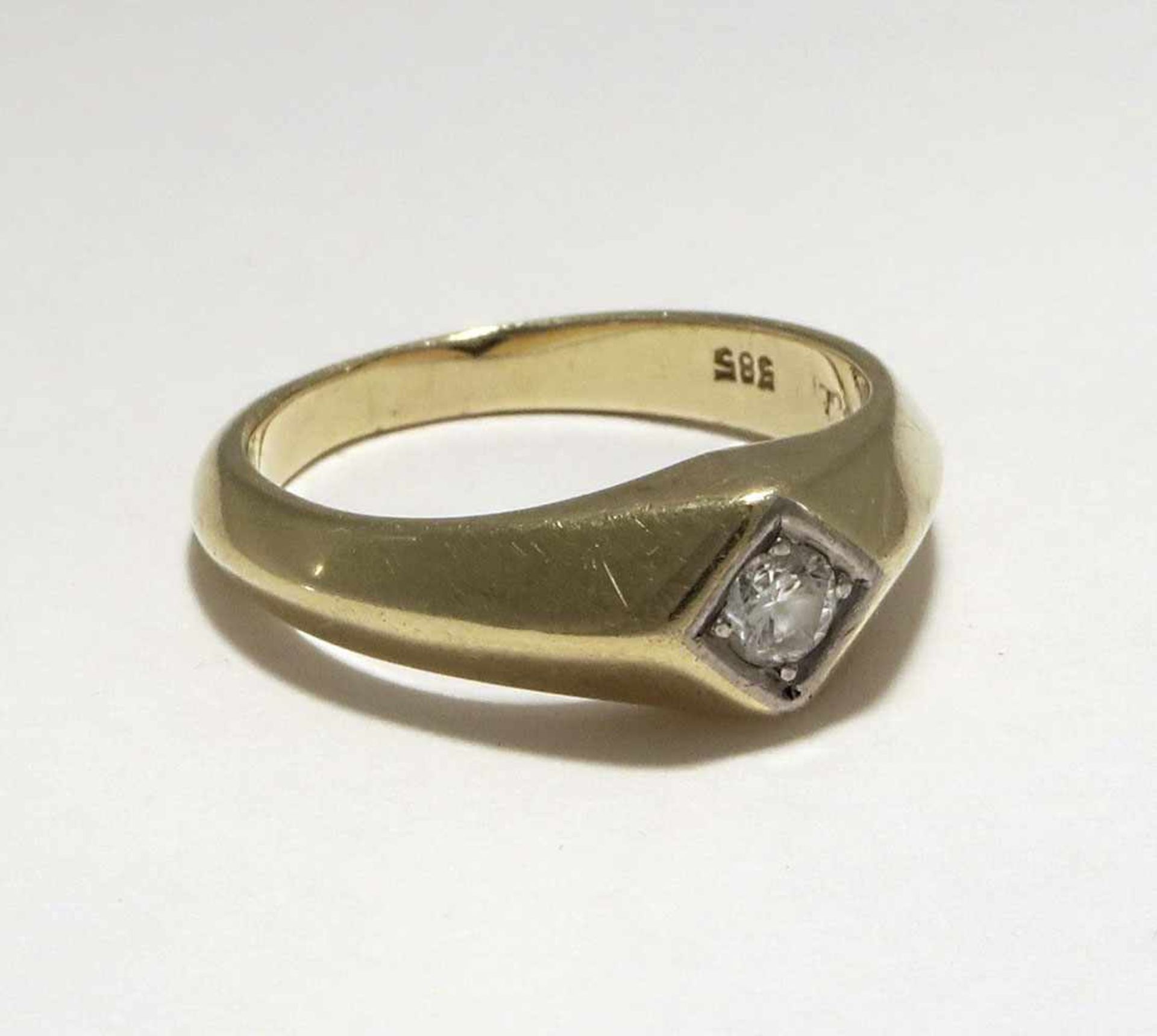 Ring 14 K GG, Marke (585). Mit einem Brillant, ca. 0,2 ct. Ringgröße 55. 6,4 g