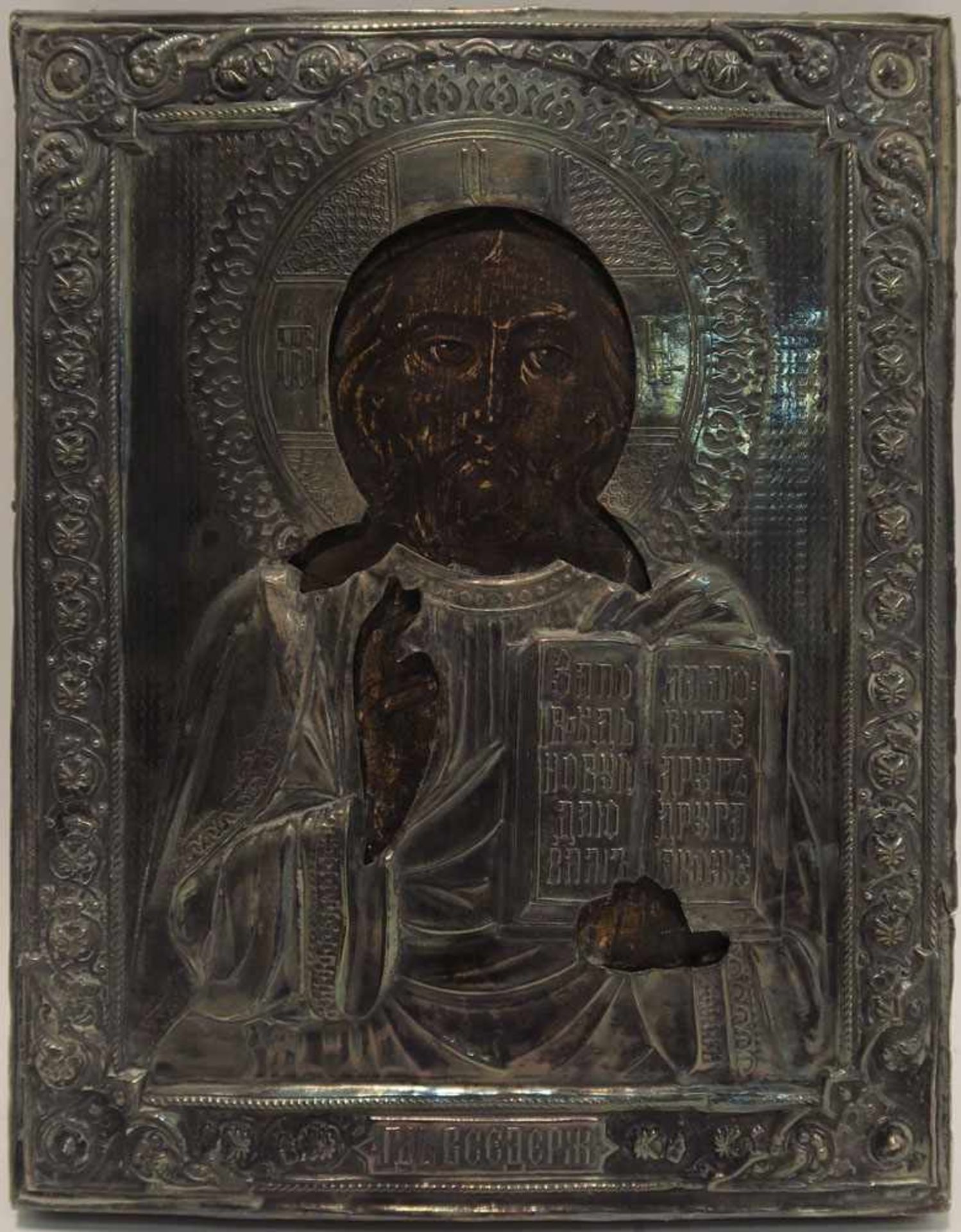 Christus Pantokrator Russland, Ende 19. Jh. Tempera/Holz, reliefiertes Silberoklad. Min. besch. 22 x