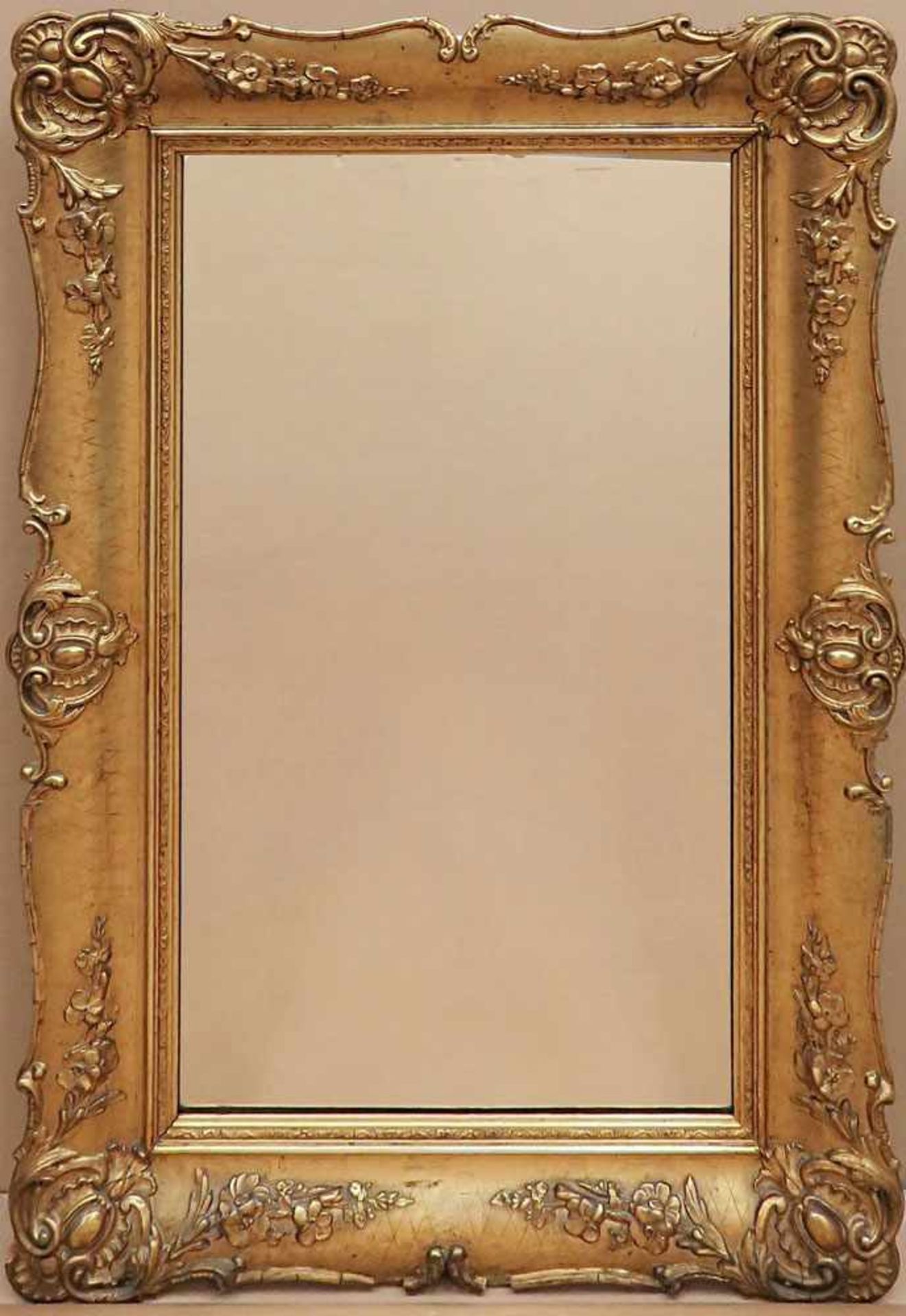 Spiegel Barockstil. Holz, Masse, goldfarben, Spiegelglas. Geschweifte Form mit Rocaillen- und
