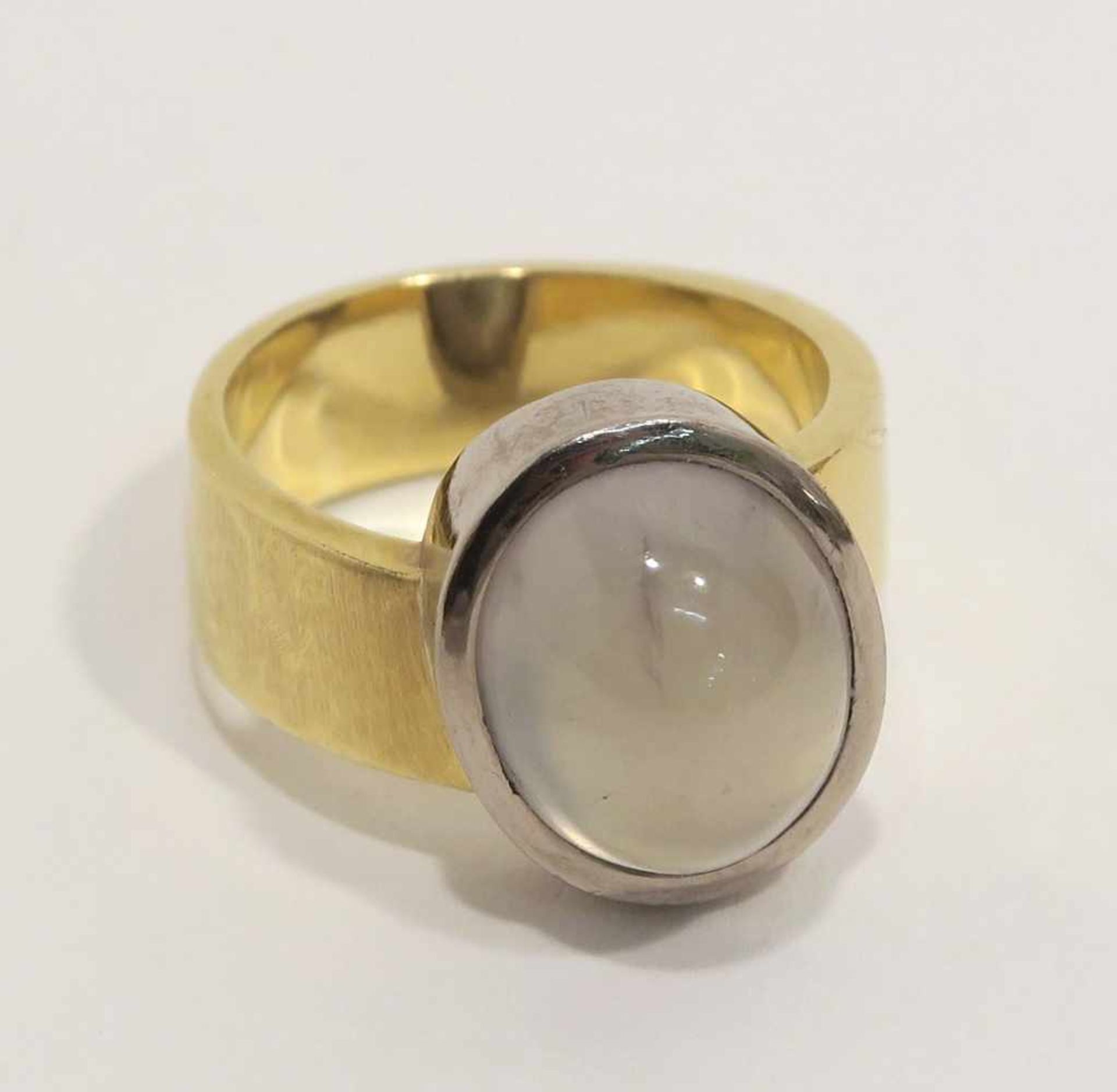 Ring 18 K GG und WG, Marken (750, u.a.). Mit einem Turmalin Cabochon. Ringgröße 54. 11 g