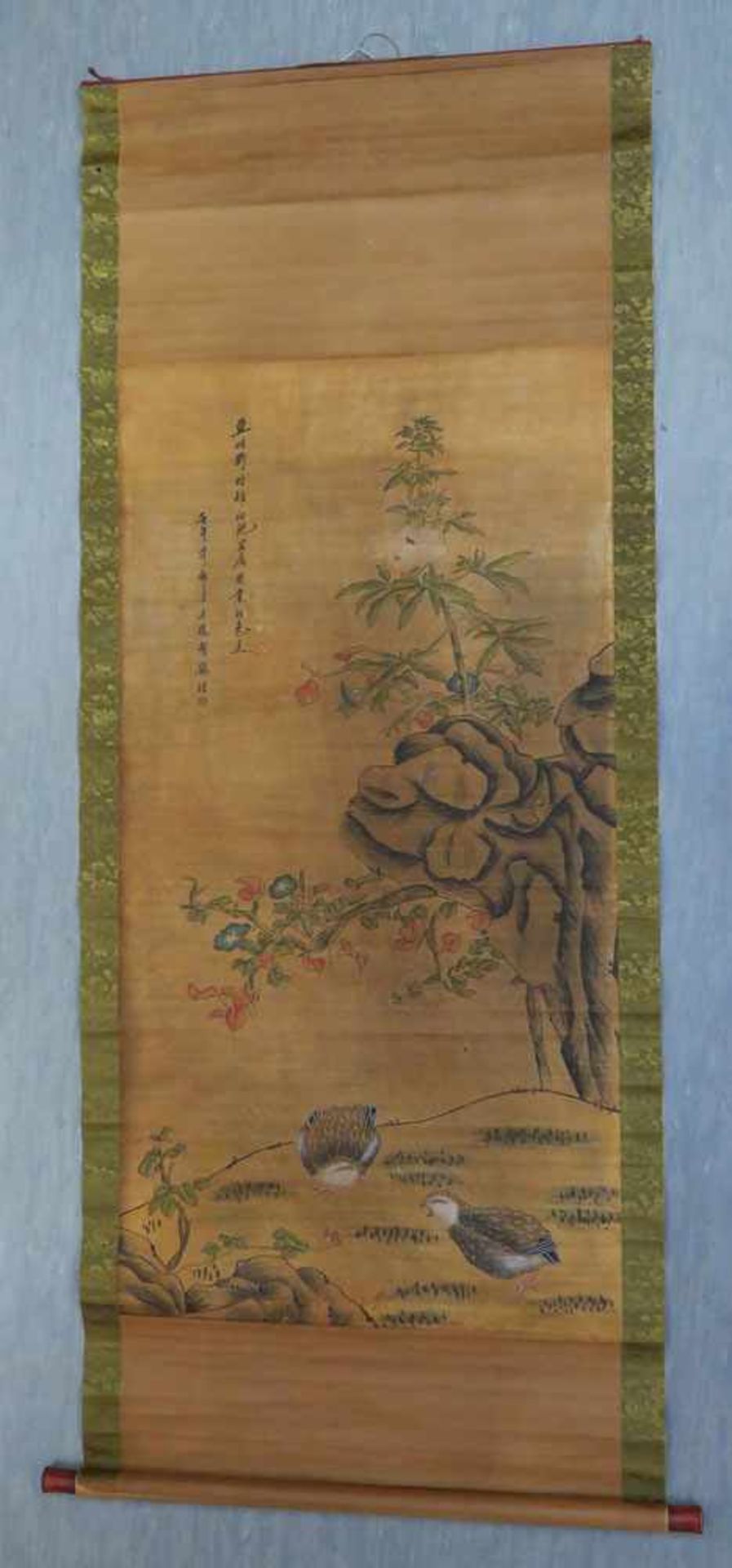 Rollbild: Rebhühner unter blühendem Zweig China. Gebräunt. Ca. 190 x 76 cm.