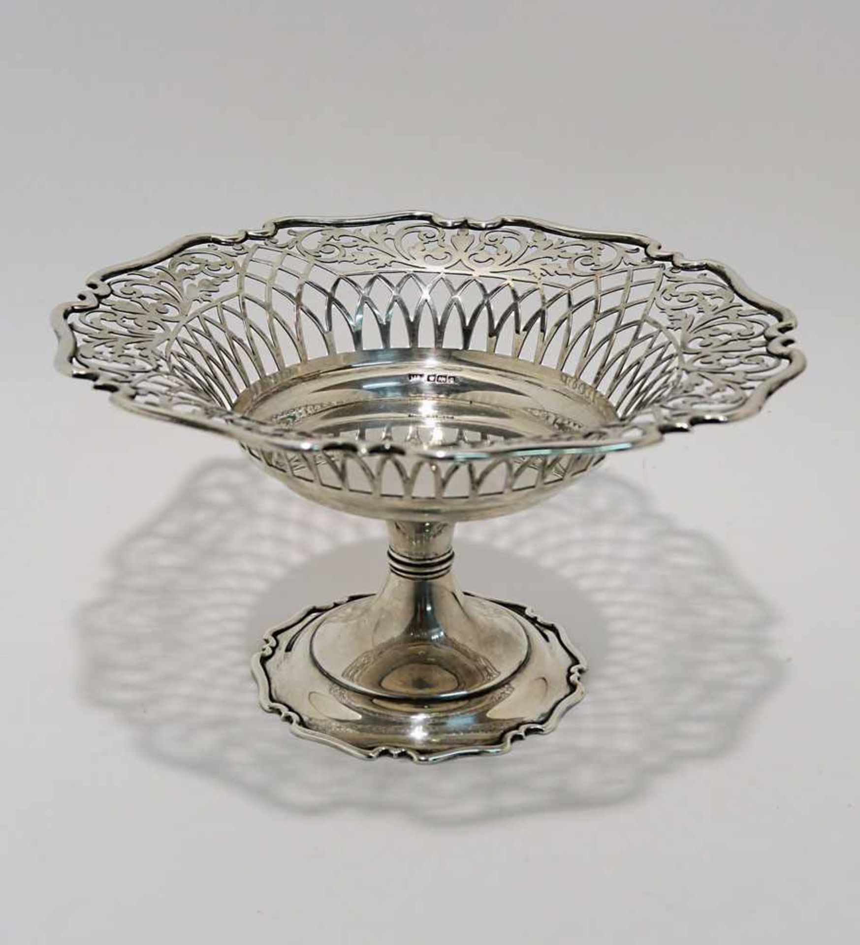 Fußschale Sheffield, 1907/08, Atkin Brothers. Silber. Schale mit floralem und ornamentalem