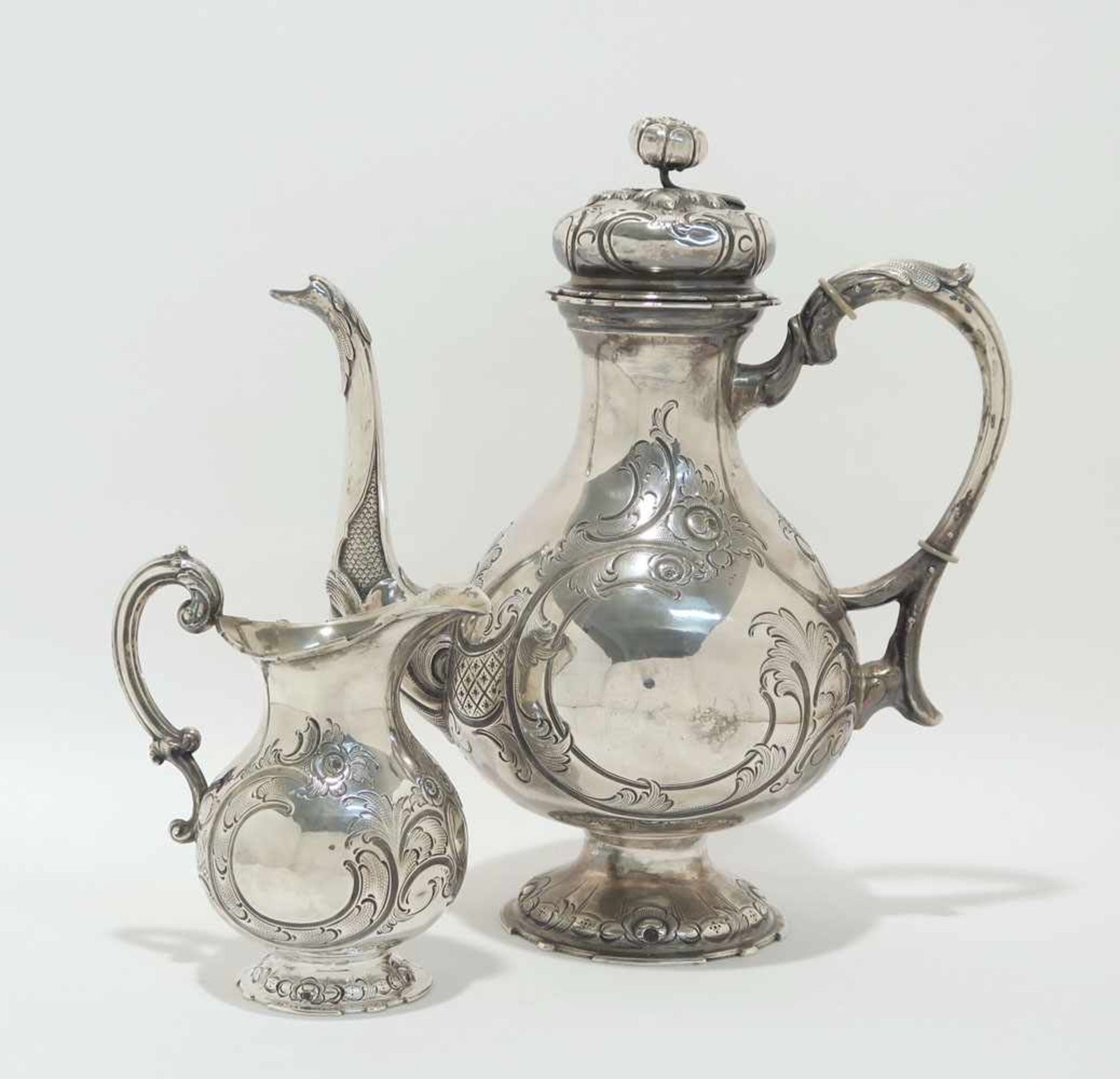 Kaffeekanne und Sahnekännchen München, 2. Hälfte 19. Jh., Wollenweber. Silber. Birnform auf