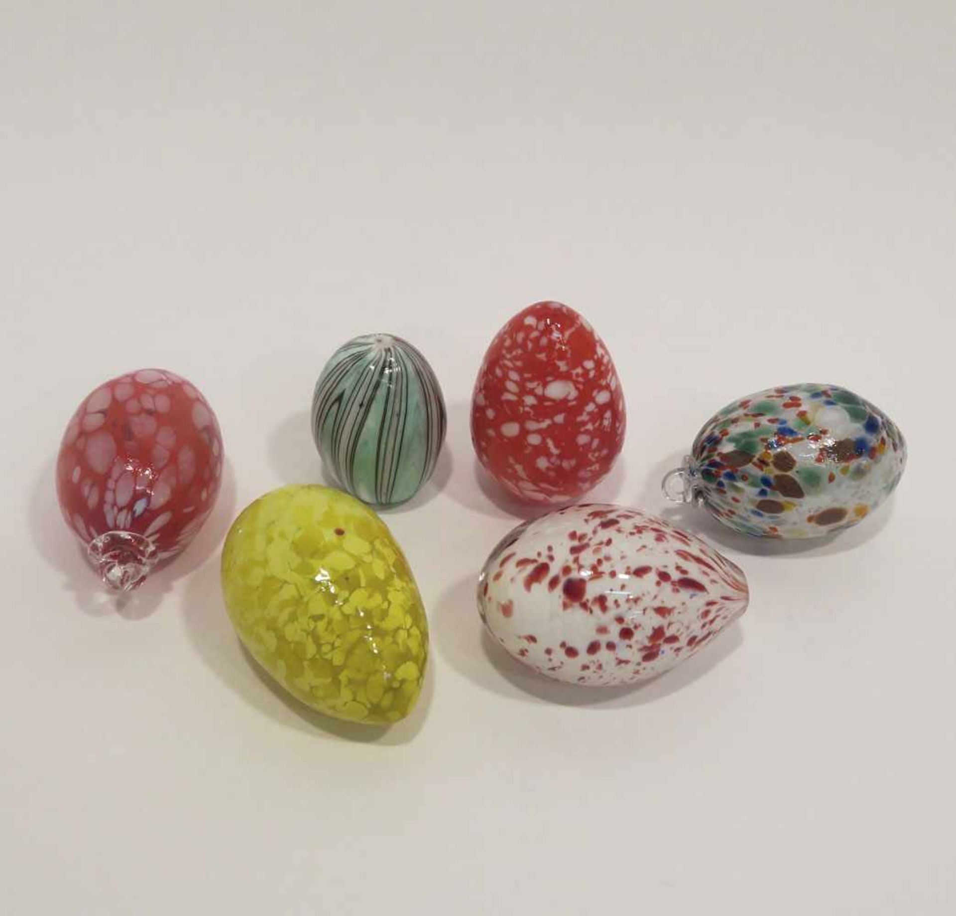 Sechs Glas-Eier Versch. Dekore, zwei mit Aufhängeösen. H. ca. 6 cm bis 8 cm.