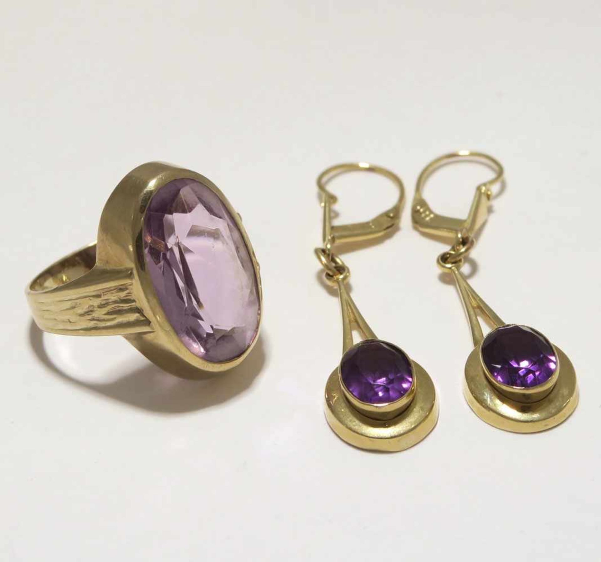 Dreiteiliges Schmuckset Ring und ein Paar Ohrgehänge. 8 K GG, Marken (333, "SGP"). Mit Amethysten.