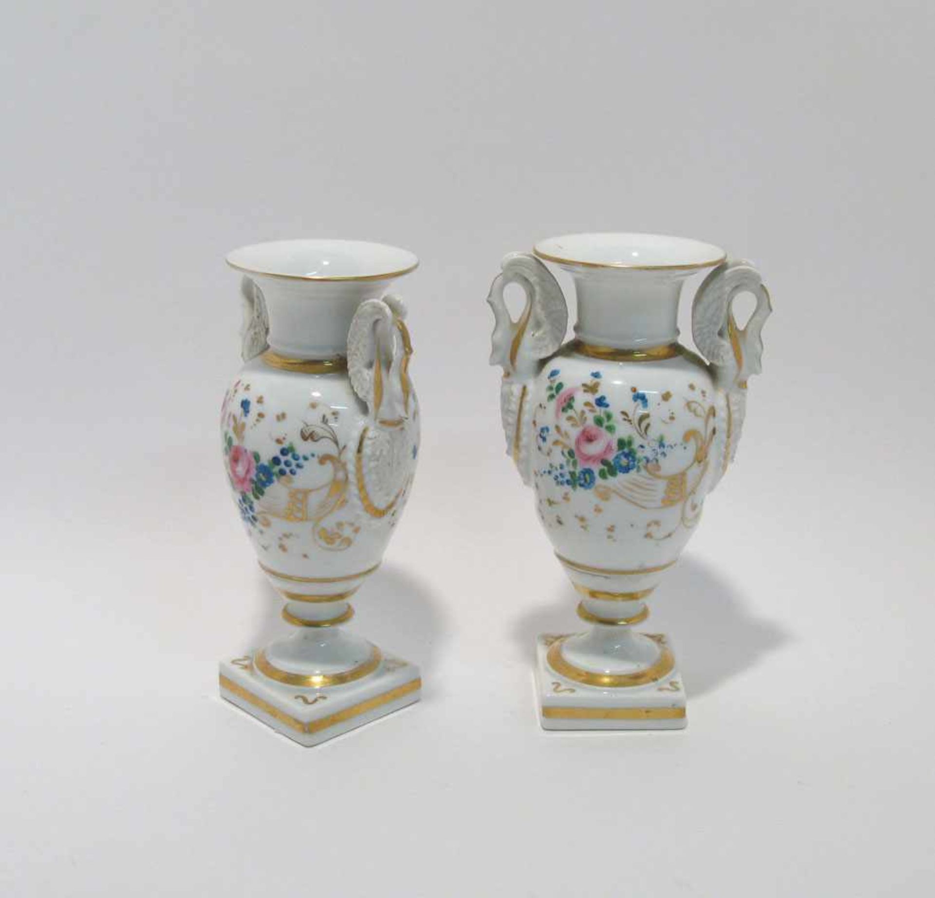 Ein Paar Vasen Balusterform mit zwei Schwanengriffen und rechteckiger Plinthe. Bunter Blumendekor.