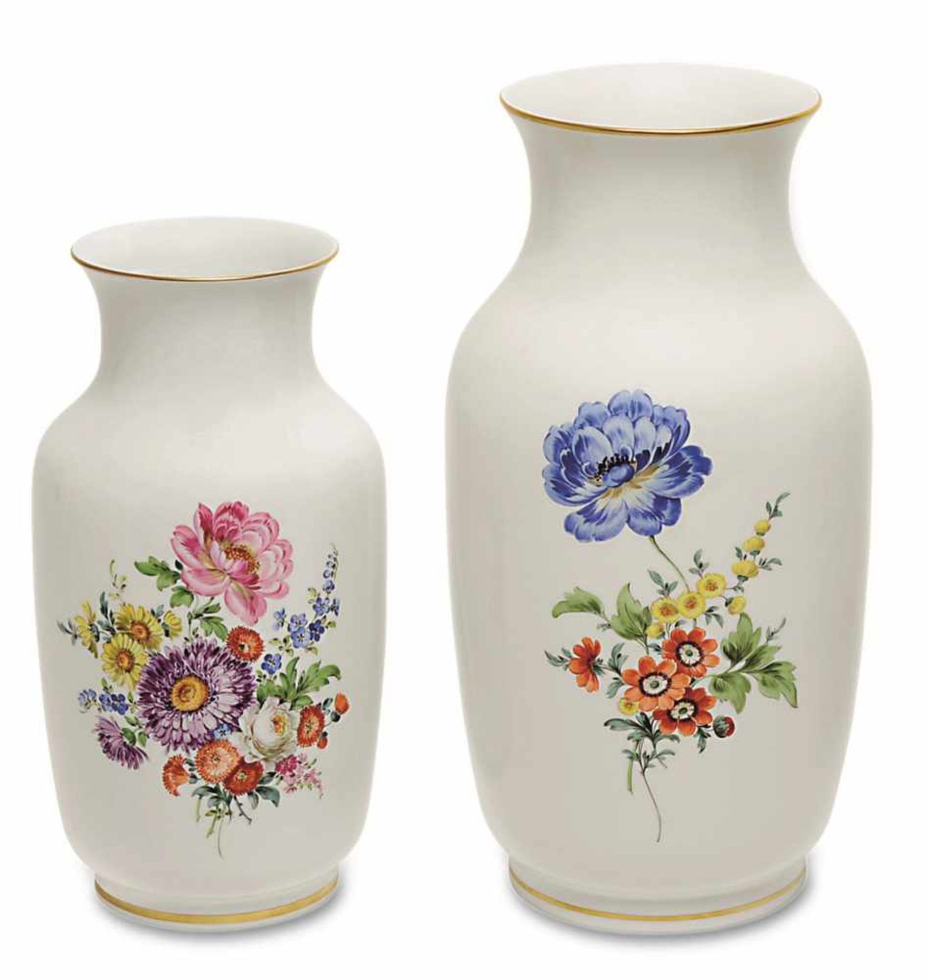 Zwei Vasen Meißen Bunte Blumenbouquets. Goldstaffage. Unterglasurblaue Schwertermarken (die