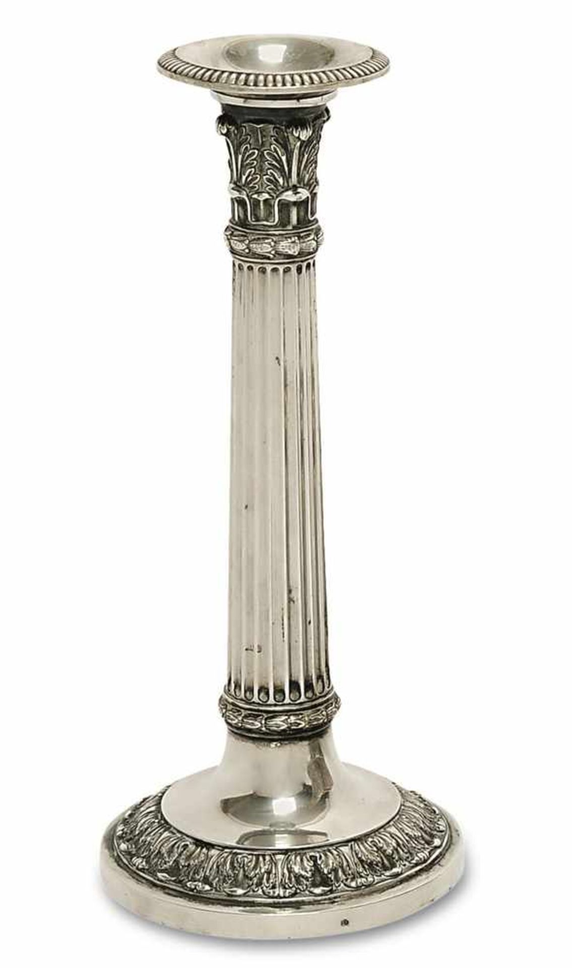Kerzenleuchter 19. Jh. Silber. In Form einer kannelierten Säule mit Akanthus-Blattkapitell und
