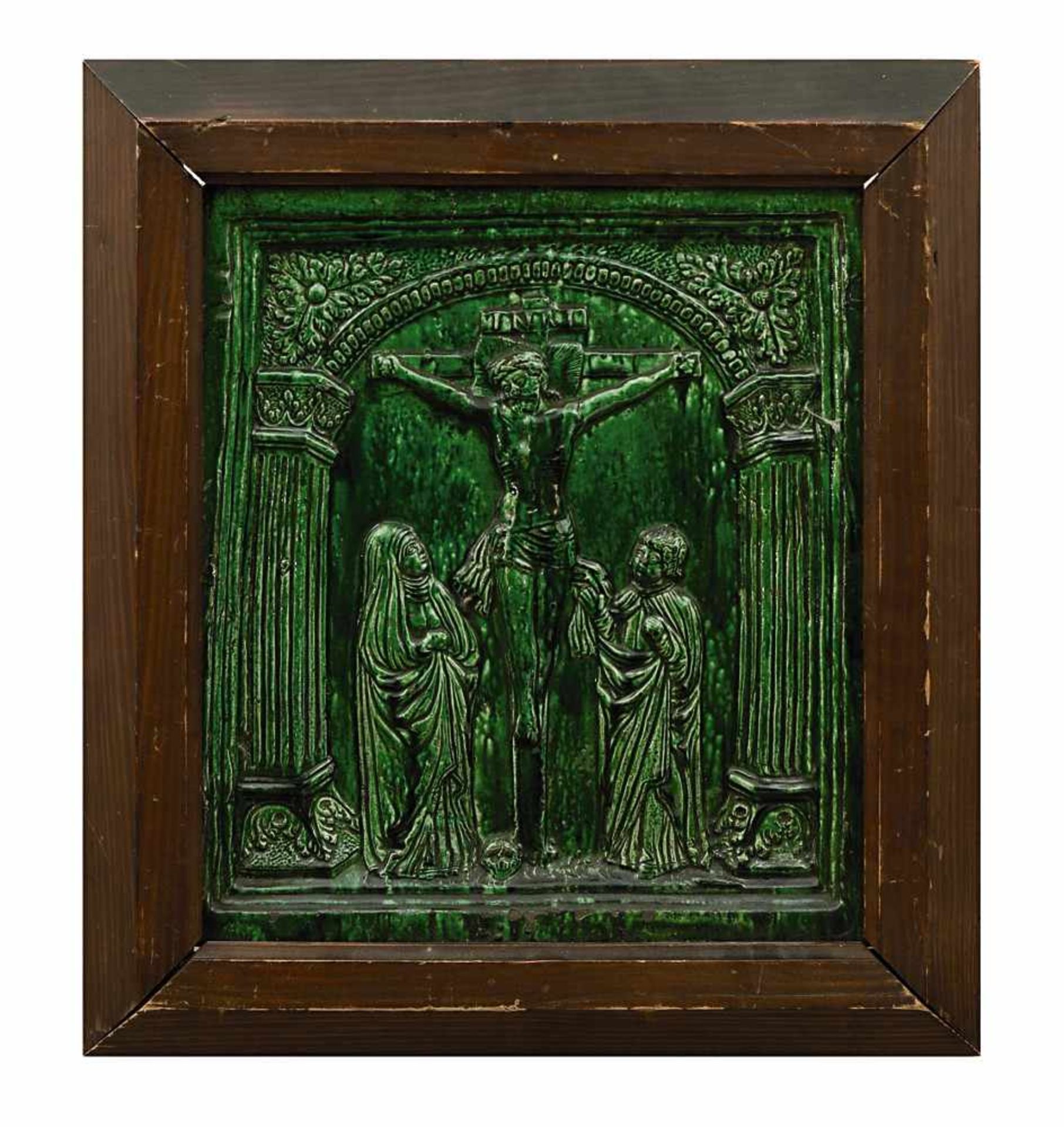 Ofenkachel 17. Jh. (?) Hafnerkeramik, grün glasiert. Reliefierte Darstellung von Christus am Kreuz