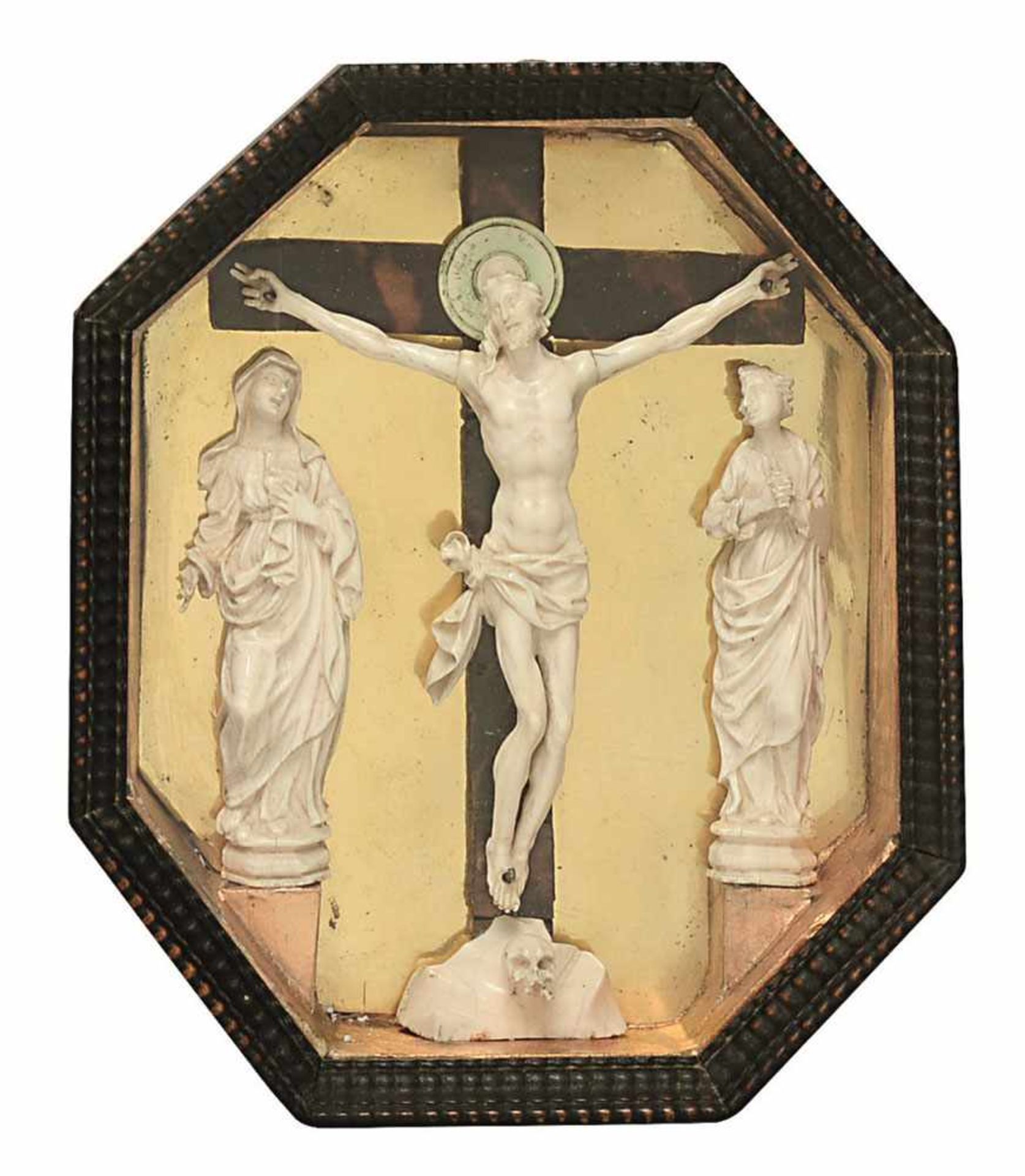 Kreuzigung Christi mit Maria und Johannes Süddeutsch, wohl 17. Jh. Elfenbein, geschnitzt. Kruzifix