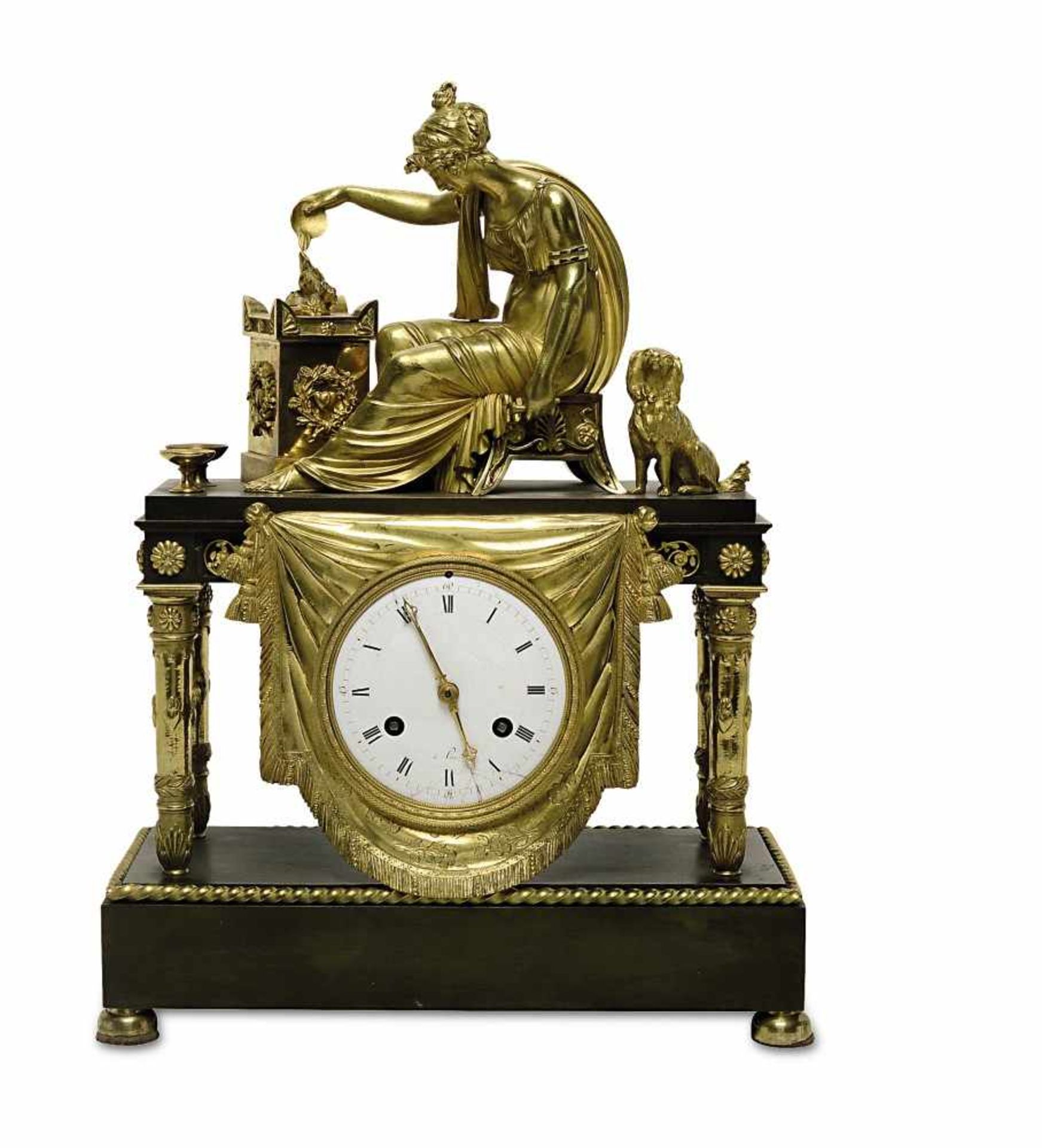 Pendule Frankreich, um 1810 Vergoldetes und patiniertes Bronzegehäuse. Auf rechteckigem Sockel