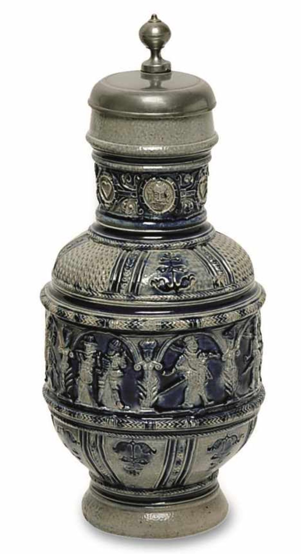 Krug mit Soldatenfries Westerwald, 1. Hälfte 17. Jh. Graues, salzglasiertes Steinzeug, kobaltblau