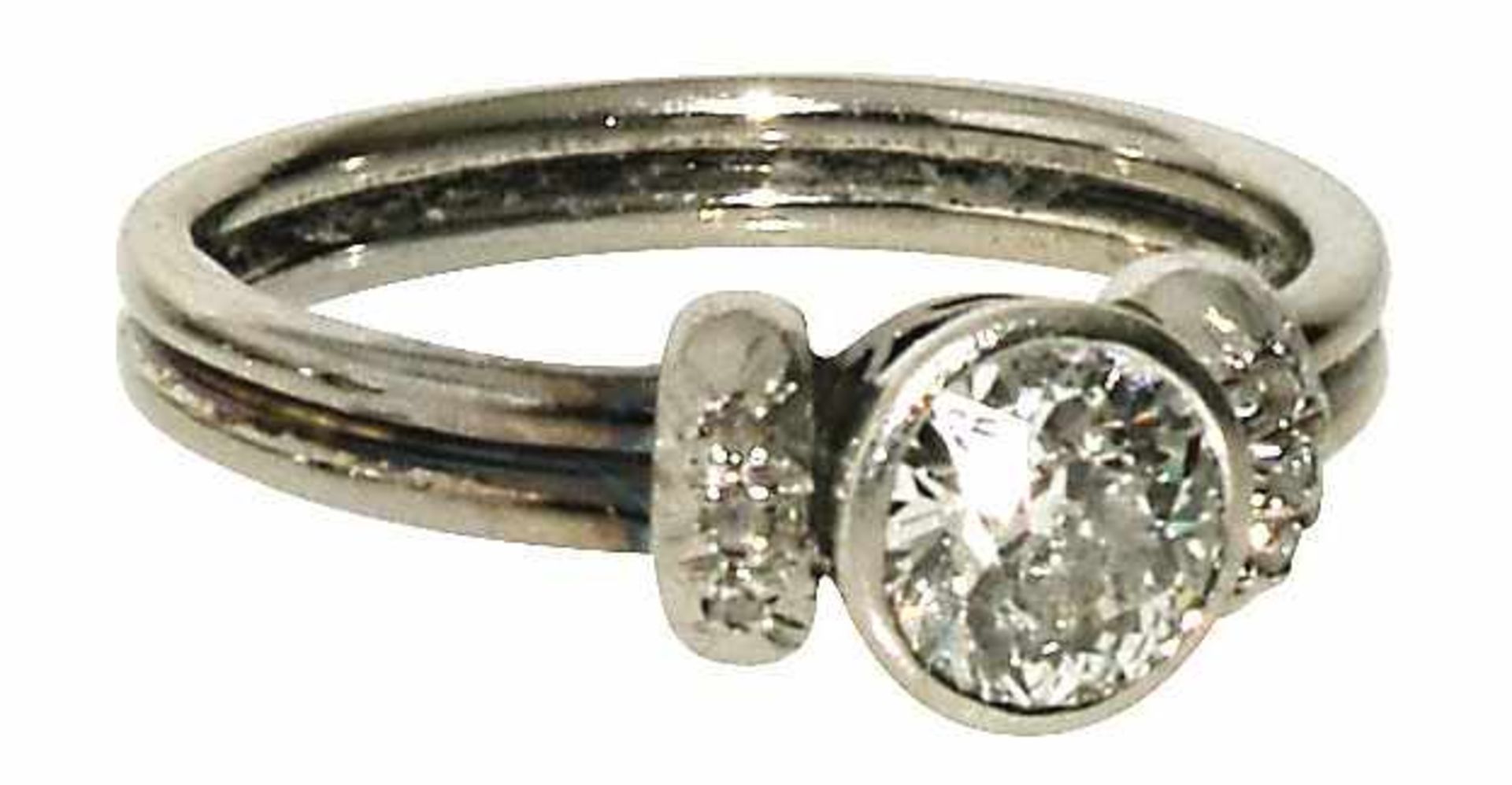 Solitärring 14 K WG, Marke (585). Besetzt mit einem Altschliffdiamanten, ca. 0,5 ct., unterer