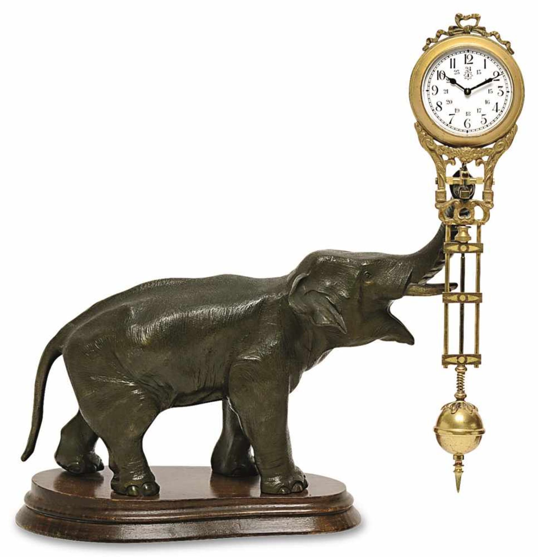 Schwingpendeluhr Um 1900 Metallguss, bronziert. In Form eines Elefanten, der auf der Rüsselspitze
