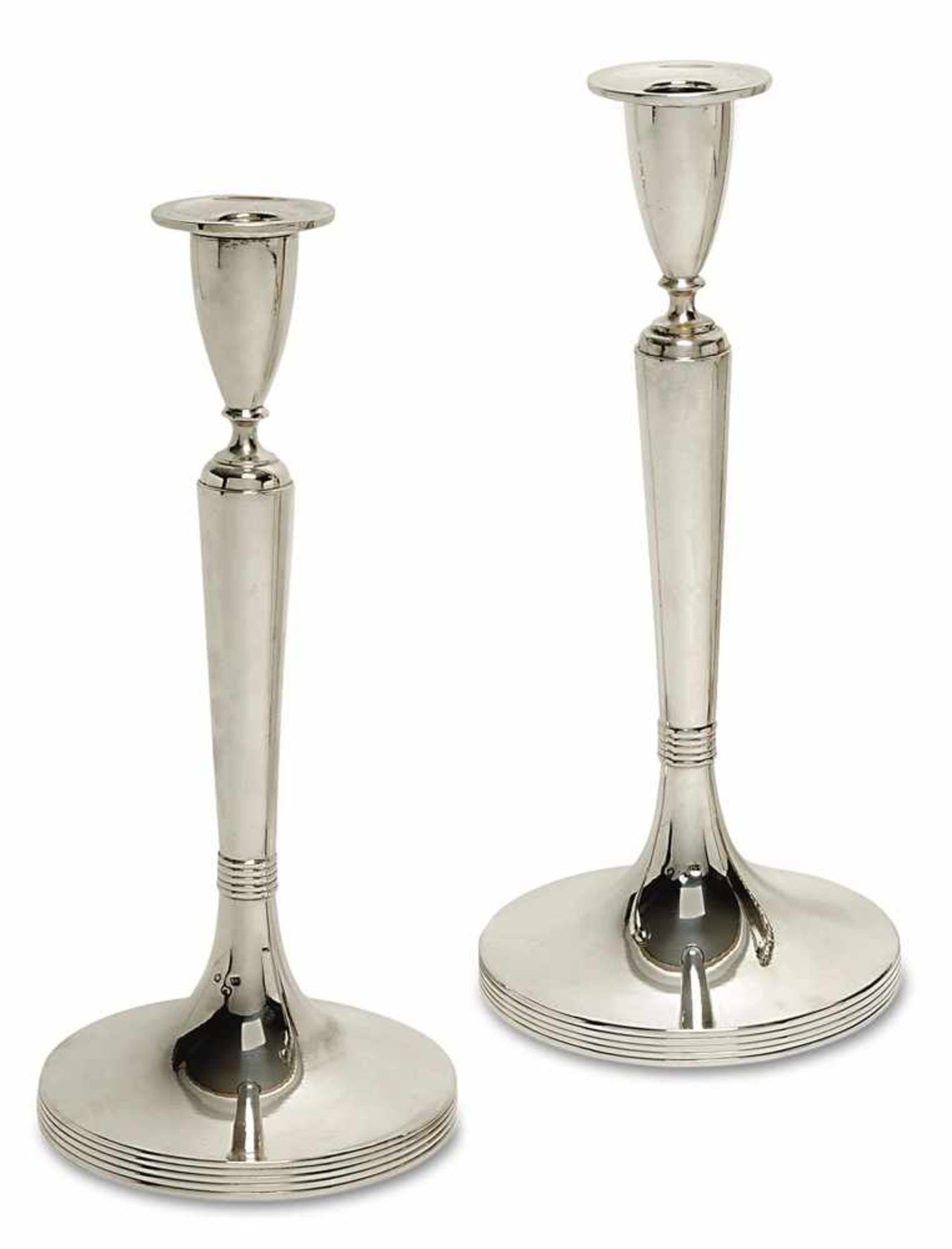 Ein Paar Kerzenleuchter Pest, 1872 - 1922 Silber. Glatte, konische Vasentülle auf konischem Schaft