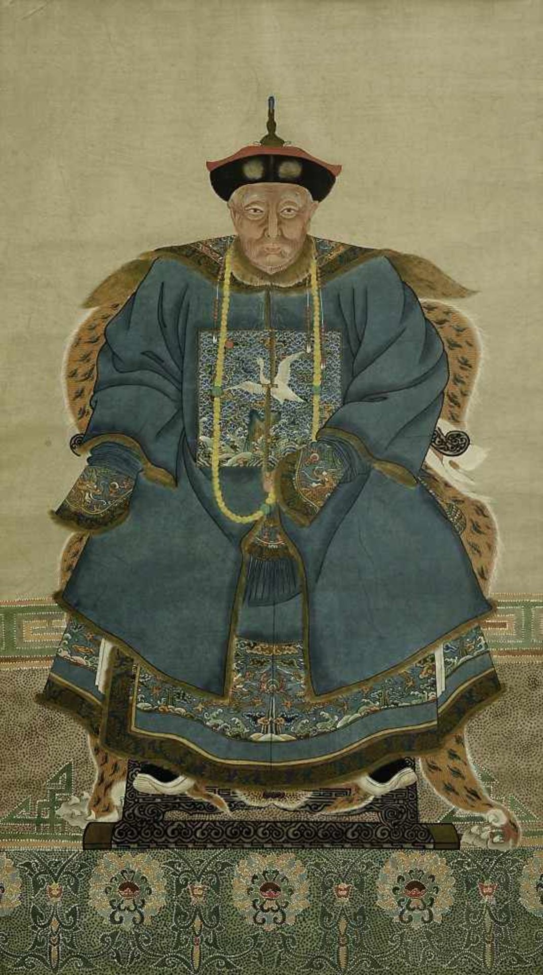 Ahnenportrait: Zivilbeamter China, wohl 19. Jh. Tusche und Farben auf Papier. Auf einem erhöhten