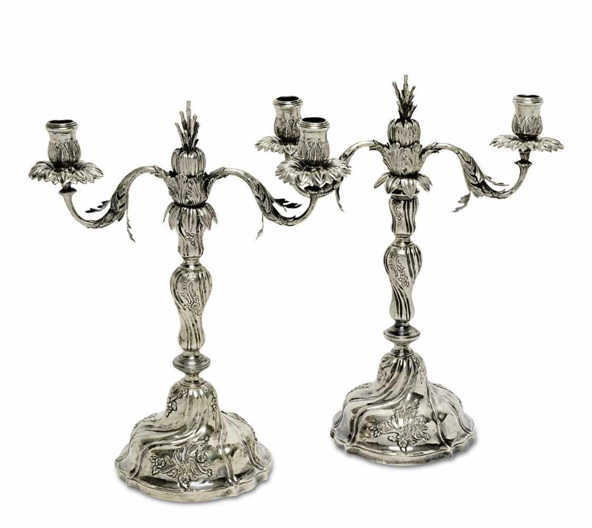 Ein Paar Kerzenleuchter Genua, 2. Hälfte 18. Jh. Silber. Vasentülle, Balusterschaft und Glockenfuß