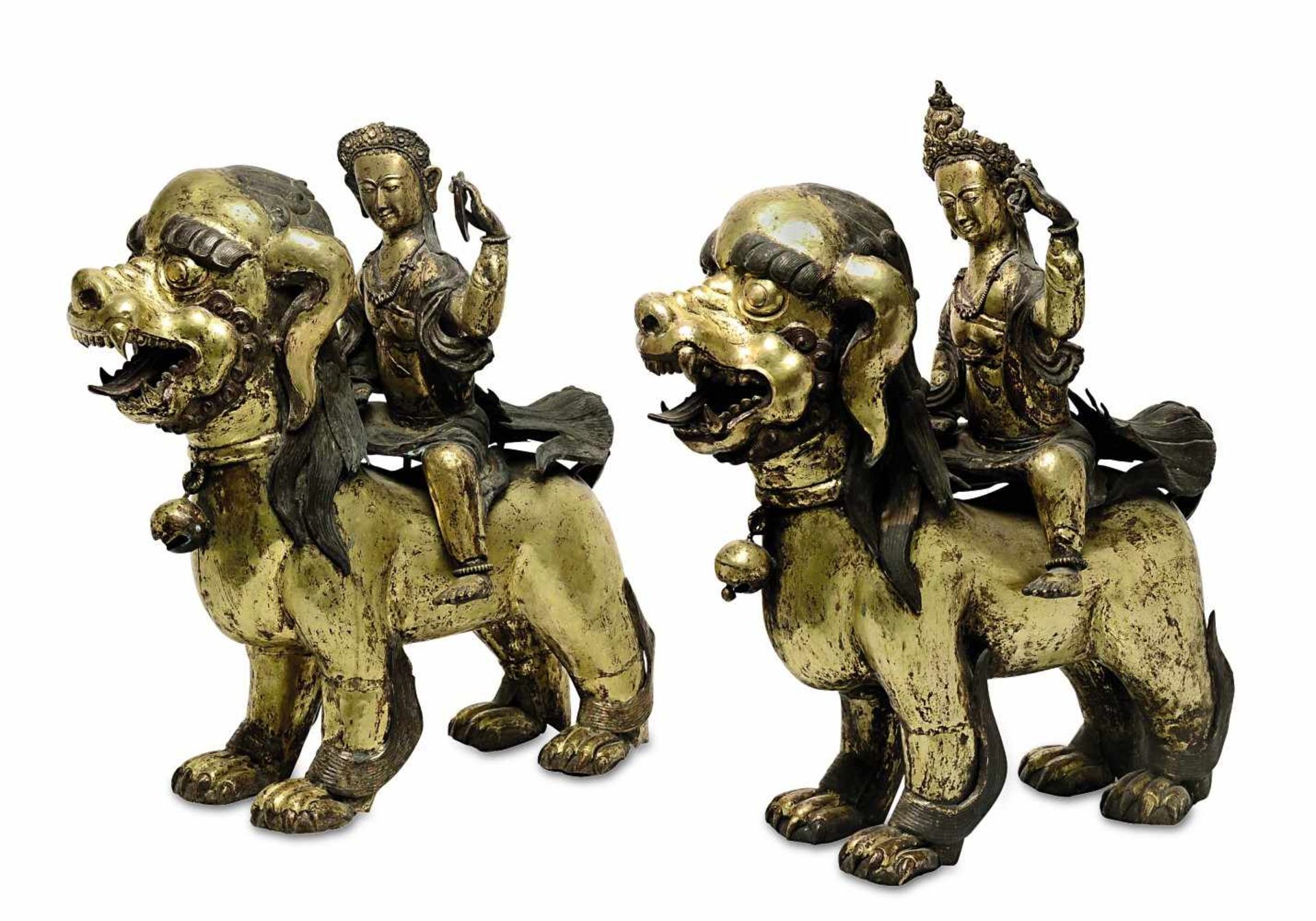 Zwei Löwenreiter China Kupfer, vergoldet, mit Resten roter Bemalung. Rep., min. besch. H. ca. 65 cm