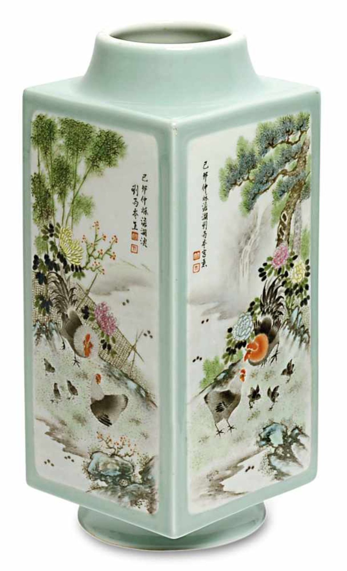 Vase China, 20. Jh. Porzellan. Vierseitig mit rundem Stand und rundem Hals. Seladonfarben