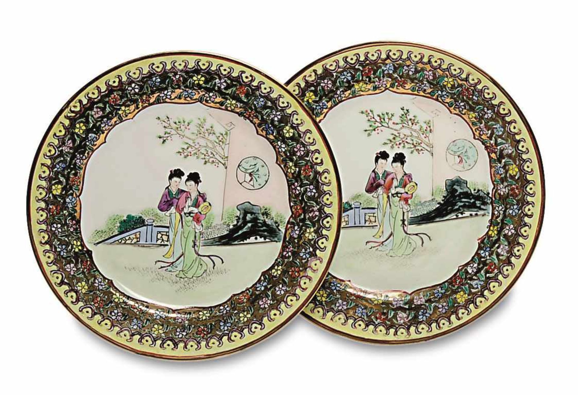 Ein Paar Teller China, 20. Jh. Porzellan. Polychromer Schmelzfarbendekor: Zwei Damen im Garten,