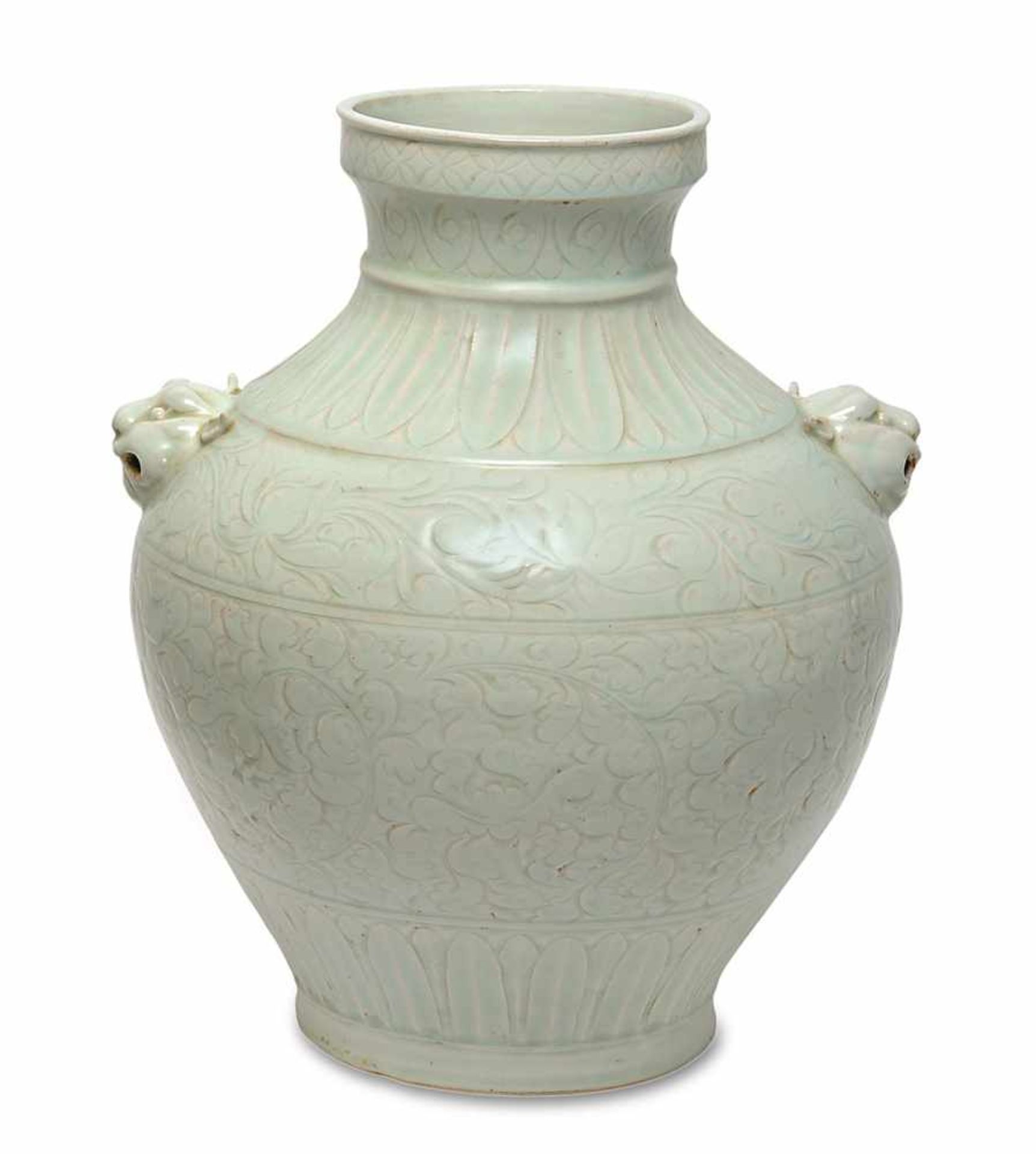 Vase China, 20. Jh. Porzellan mit bläulich-weißer qingbai-Glasur über geschnittenem Rankendekor.