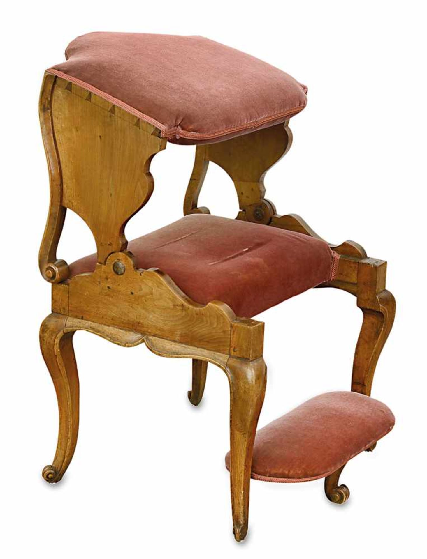 Armlehnstuhl (Betstuhl) Barockstil Nussholz, roter Samt. Über gebogten Beinen und geschweifter Zarge