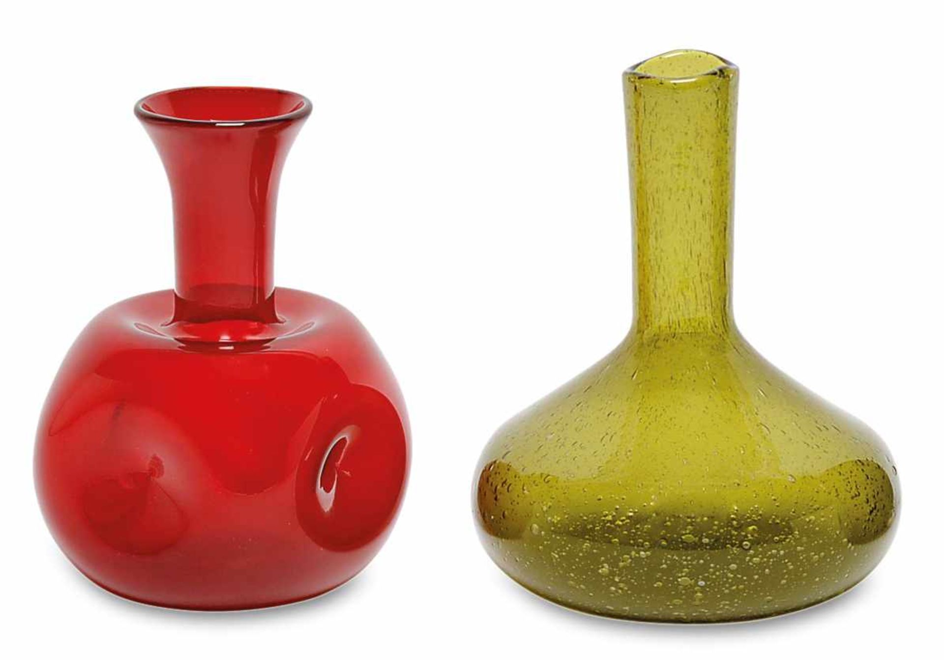 Zwei Vasen 20. Jh. Rotes bzw. grünes Glas, tlw. mit eingeschlossenen Luftblasen und ausgeschliffenem