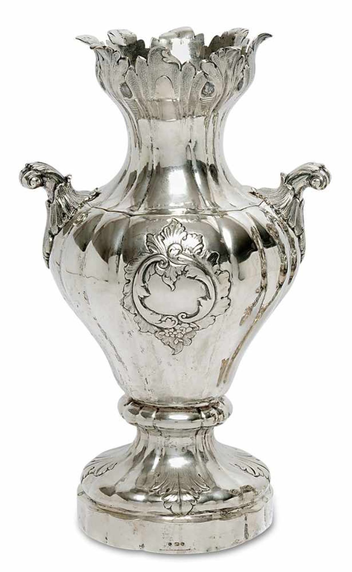 Vase Berlin, um 1850 Silber. Gerippte Balusterform mit zwei Handhaben, gezackter Blattkranz als