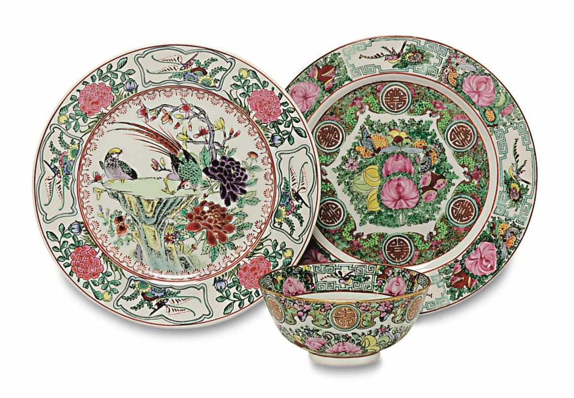 Zwei Teller und ein Schälchen China, 20. Jh. Porzellan. Polychrome Schmelzfarbendekore: Blumen,