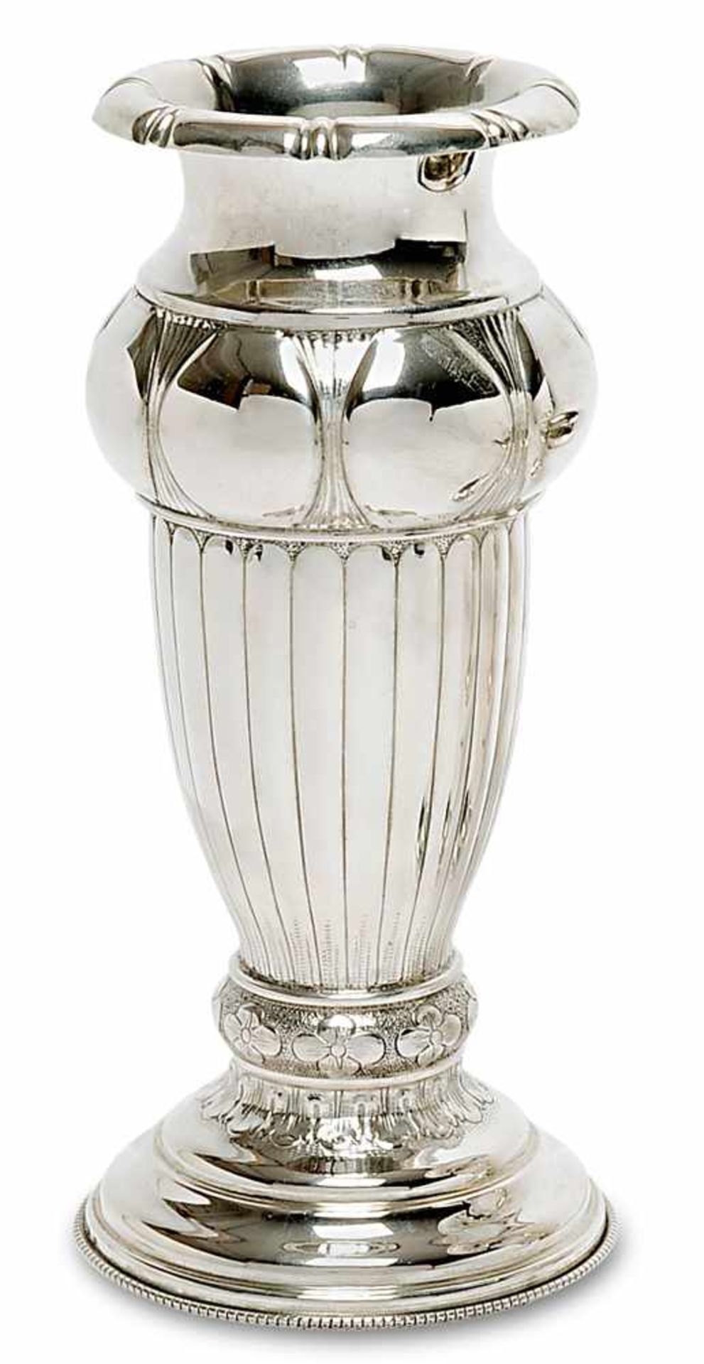 Vase Österreich-Ungarn, 1872 - 1922 Silber. Auf gewölbtem, profiliertem Rundfuß gerippte Wandung mit