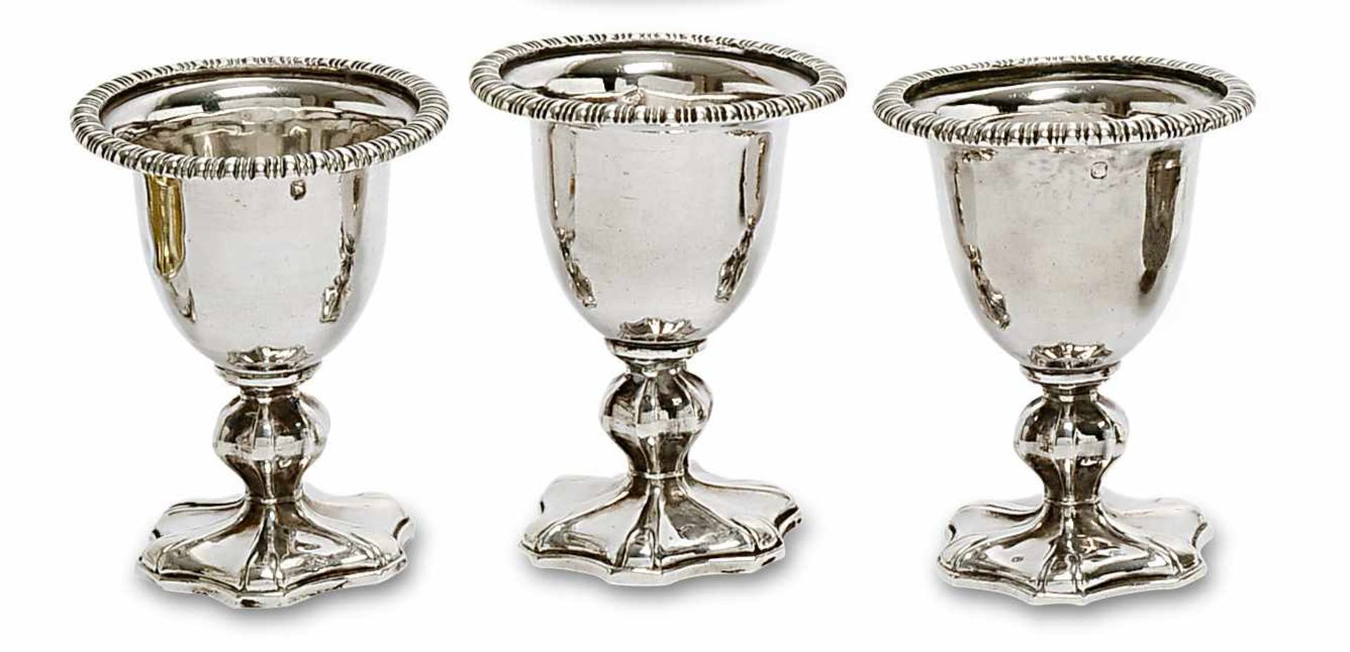 Drei Eierbecher Paris, um 1840, Louis-Isidore Angée Silber. Glockenförmige Kuppa mit godroniertem