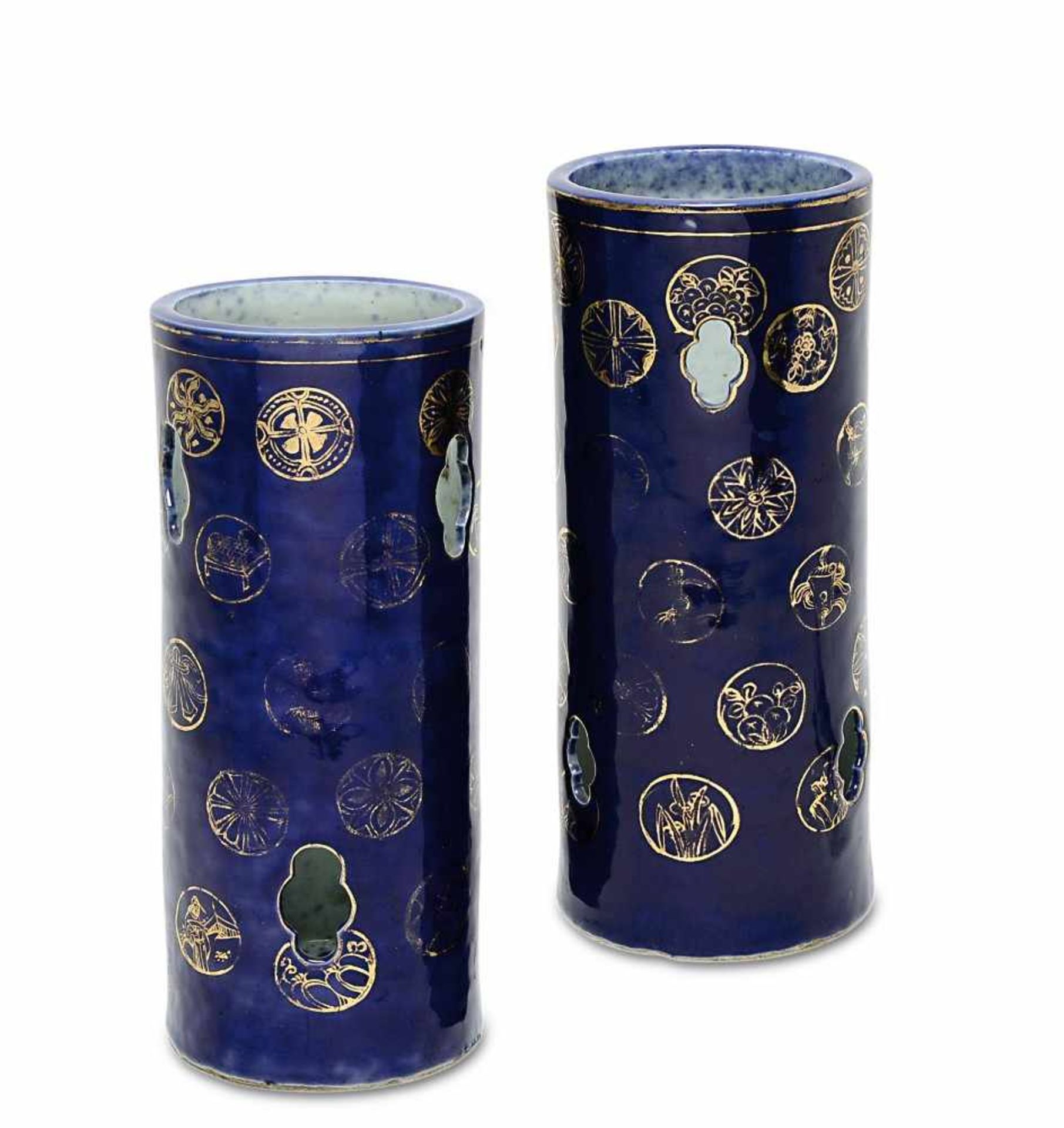 Ein Paar Pinselbecher China Porzellan. Zylindrisch mit vierpassigen Durchbrüchen. Auf blauem Grund