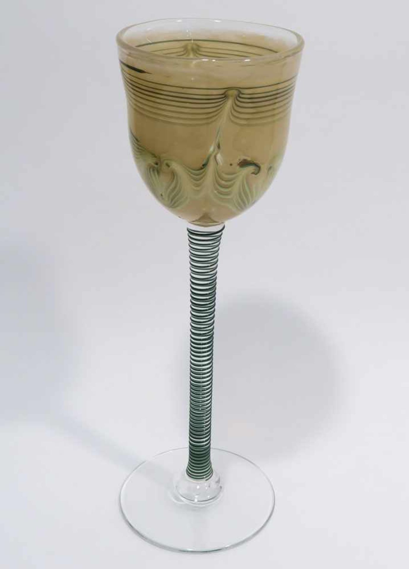 PokalGlashütte Eisch, Frauenau, datiert 1983. Farbloses Überfangglas mit gekämmtem grünen Dekor, auf