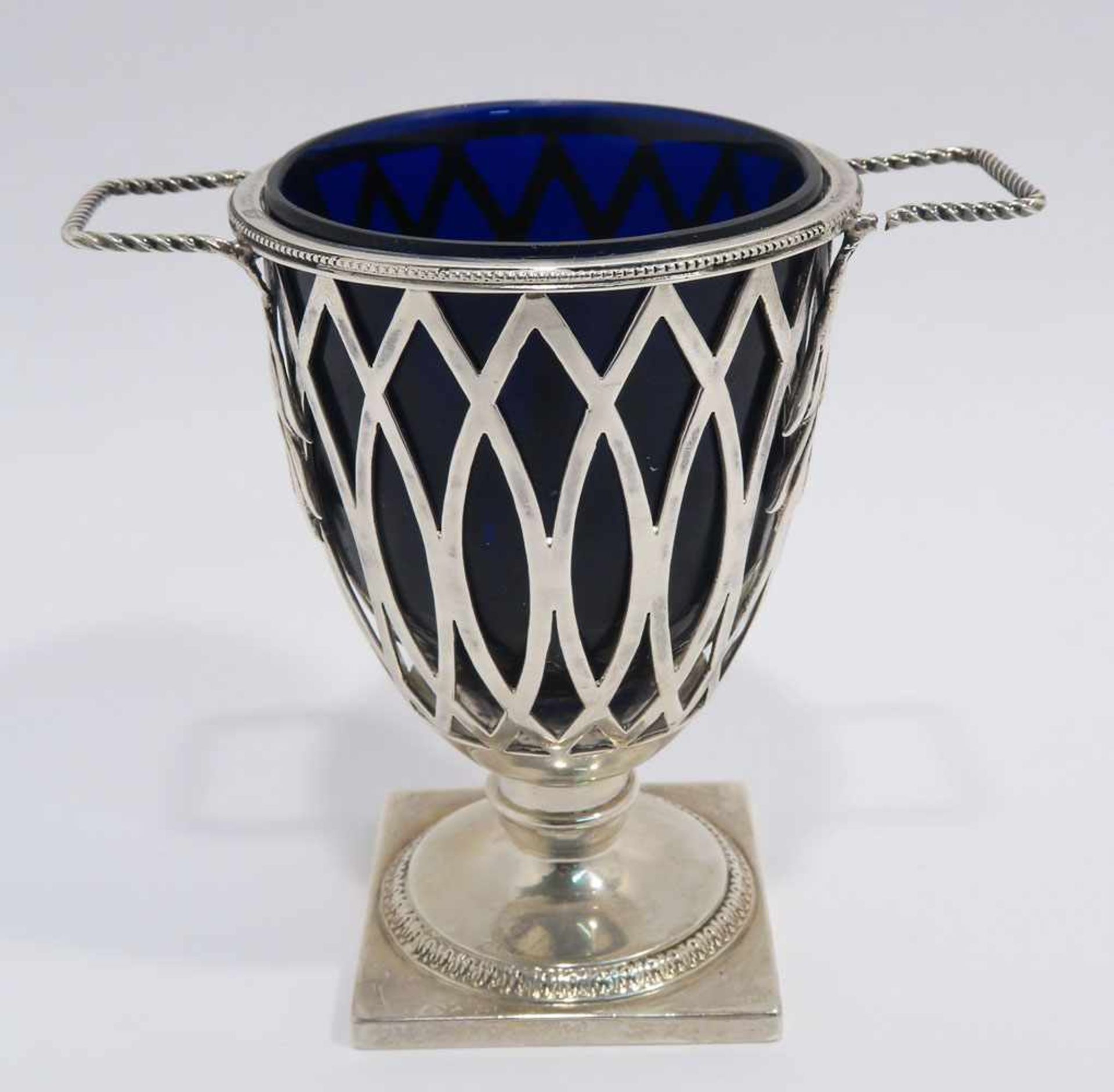 Fußbecher mit blauem GlaseinsatzLondon, um 1905/06, Holland, Aldwinckle & Slater. Silber.