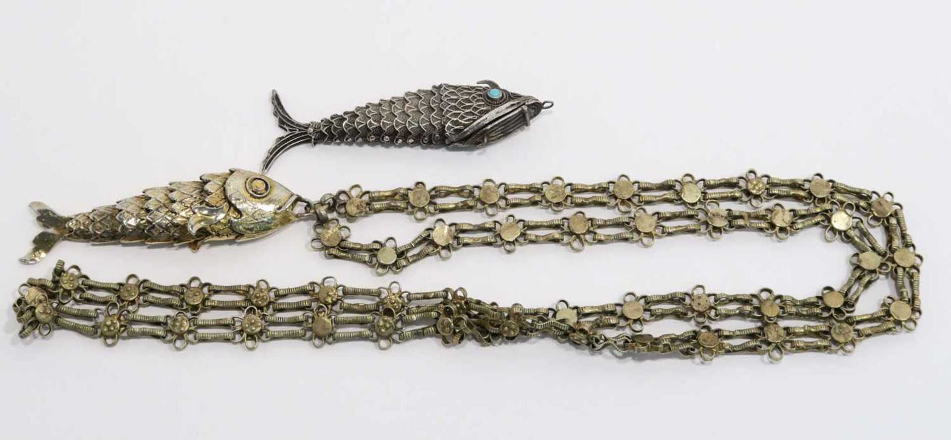 Zwei GliederfischeSilber, Marken (China, Silver bzw. 925), tlw. Reste von Vergoldung. Beweglicher