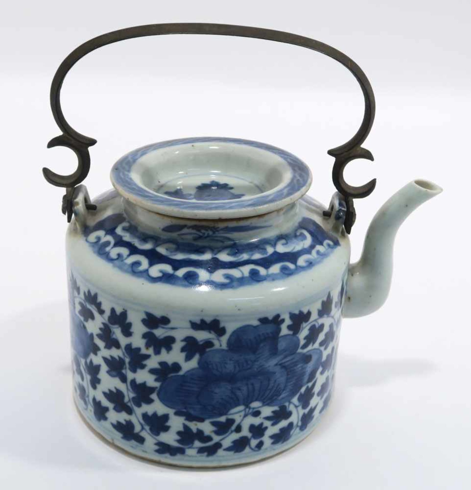 Zwei TeekannenChina. Porzellan. Floraler bzw. figürlicher Blaudekor. Metallhenkel. H. 11,5 cm bzw. - Bild 5 aus 15