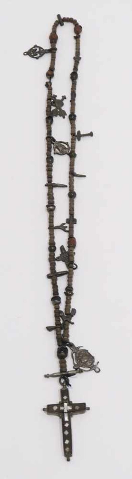 RosenkranzHolzperlen, eingehängte Symbole (Leidenswerkzeuge Christi u.a.) aus Metall, Abschlusskreuz