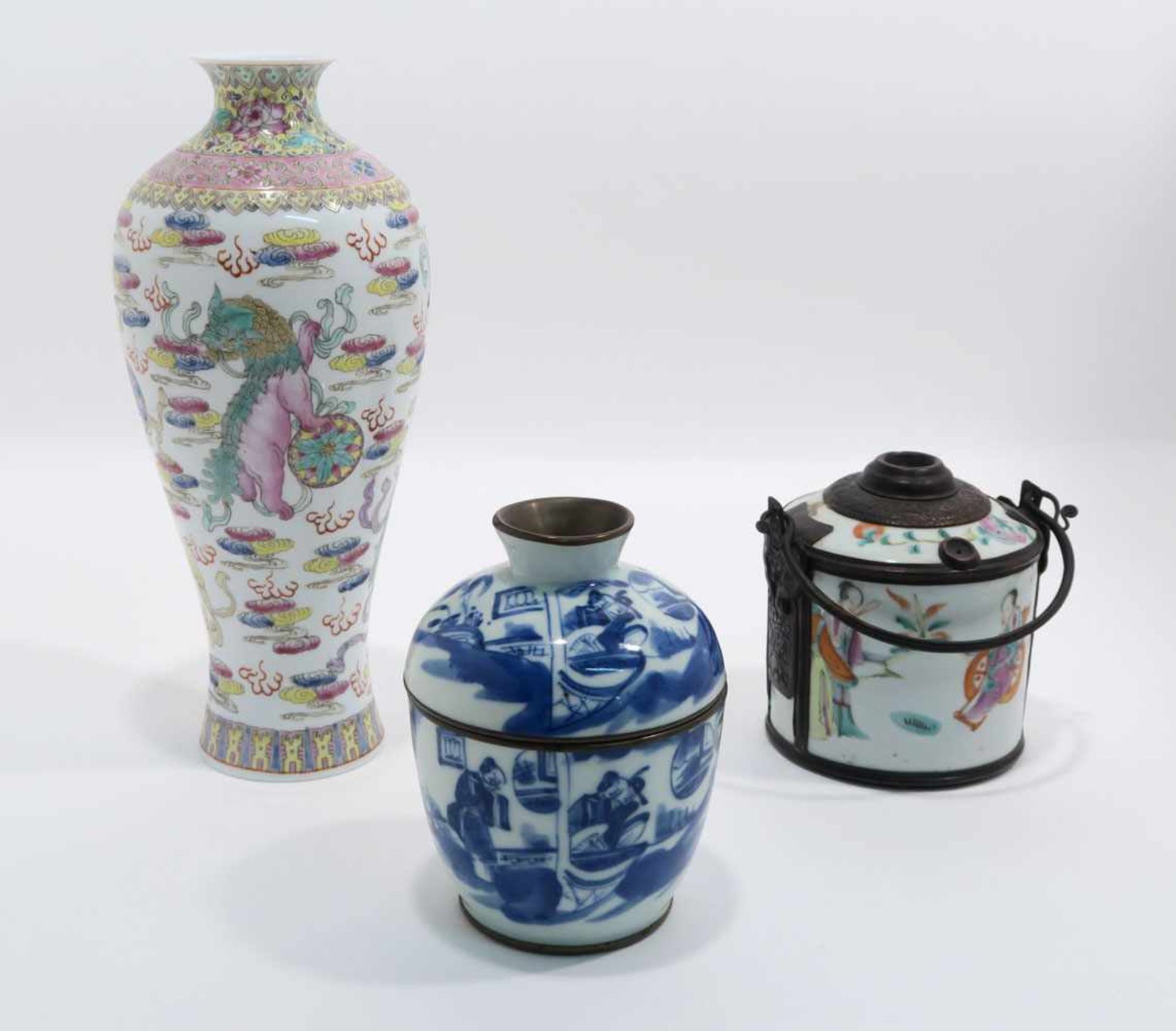 Opiumpfeife / Vase / DeckelgefäßChina. Porzellan, tlw. mit Kupfermontierung. Verschiedene bunte bzw.