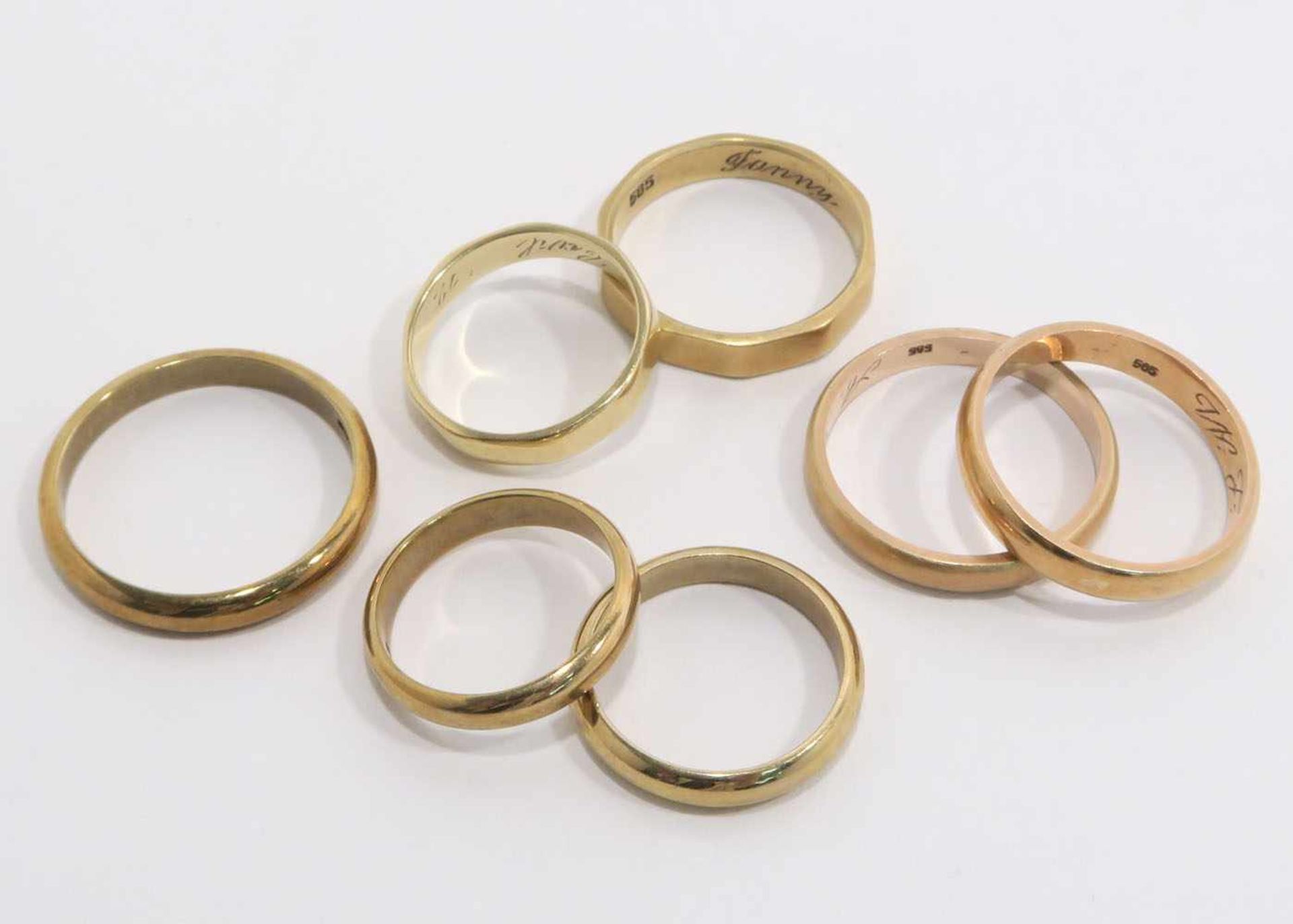 Sieben RingeVier Ringe 14 K GG und drei Ringe 8 K GG, Marken (585 bzw. 333), innen graviert.