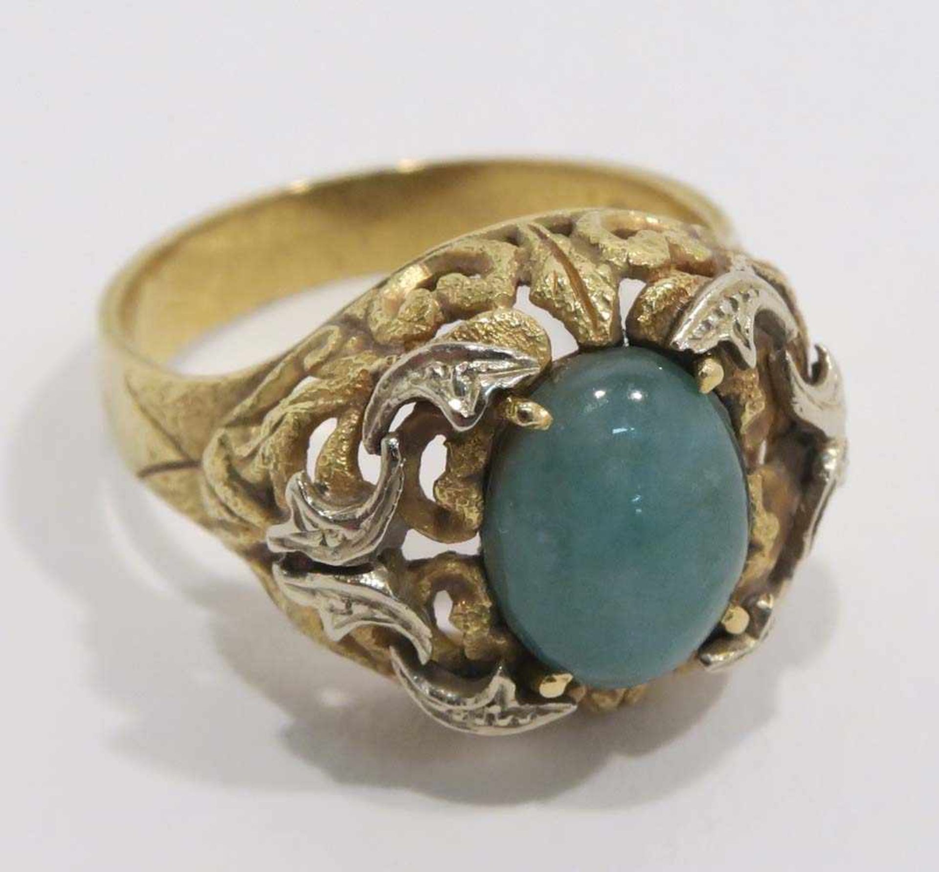 Ring18 K GG, Marke. Floral durchbrochen gearbeiteter Ringkopf mit einem Jade (?) Cabochon. Ringgröße