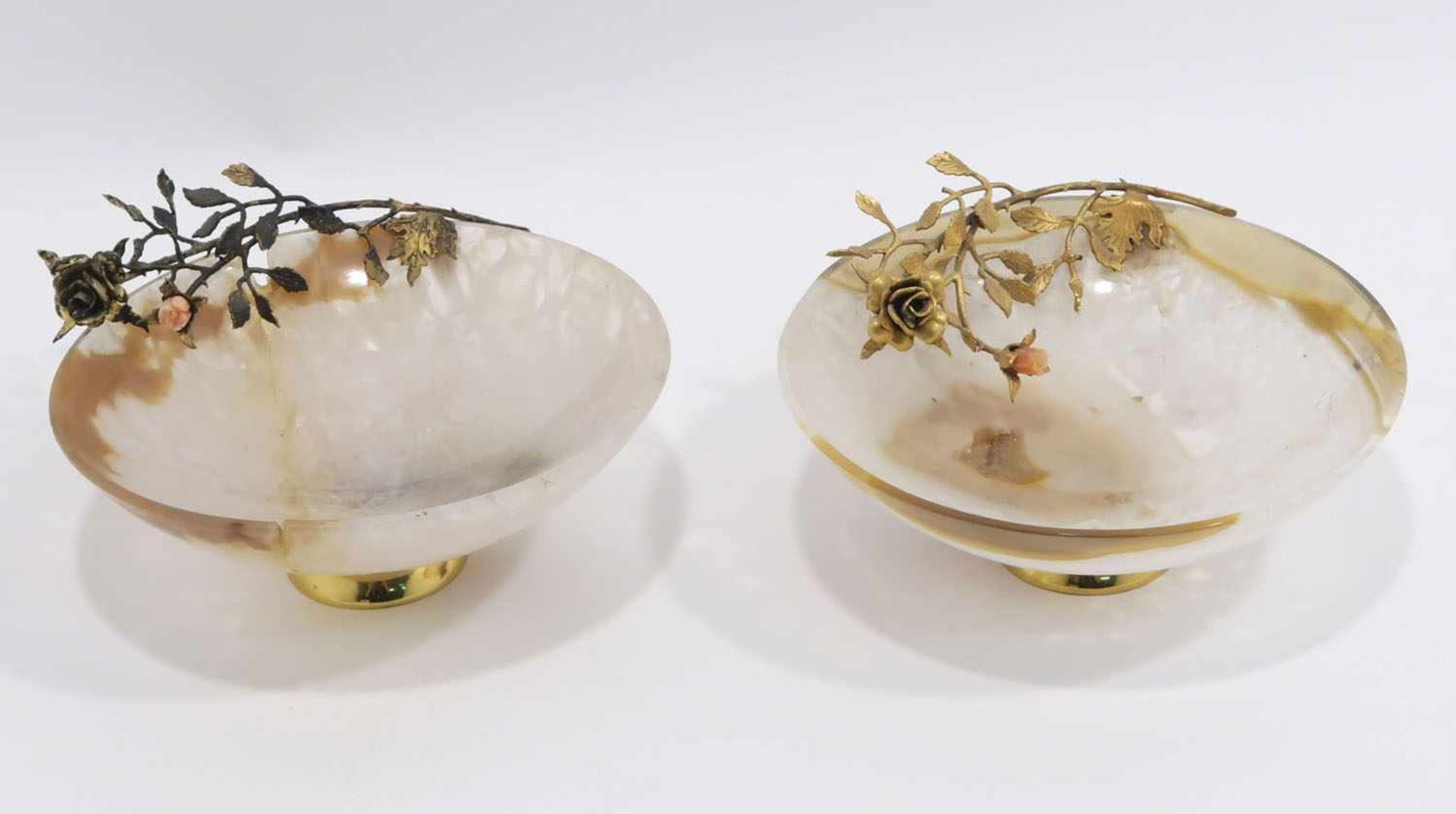 Ein Paar SchälchenAchatartig marmoriertes Glas, Fuß und aufgelegter Rosenzweig aus vergoldetem