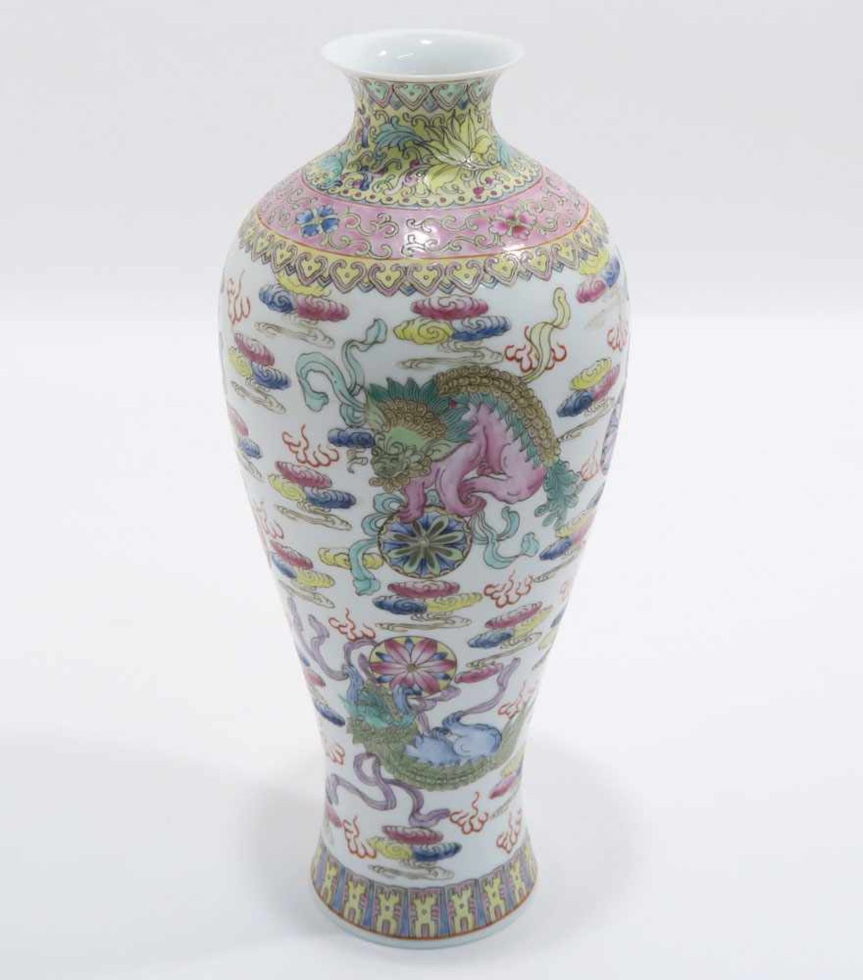 Opiumpfeife / Vase / DeckelgefäßChina. Porzellan, tlw. mit Kupfermontierung. Verschiedene bunte bzw. - Bild 15 aus 21