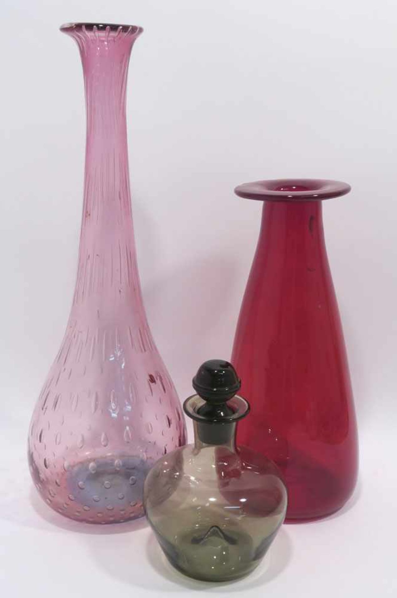 Zwei Vasen / eine KaraffeRosafarbenes, rotes bzw. grüngraues Glas, tlw. mit Luftblasen. Versch.