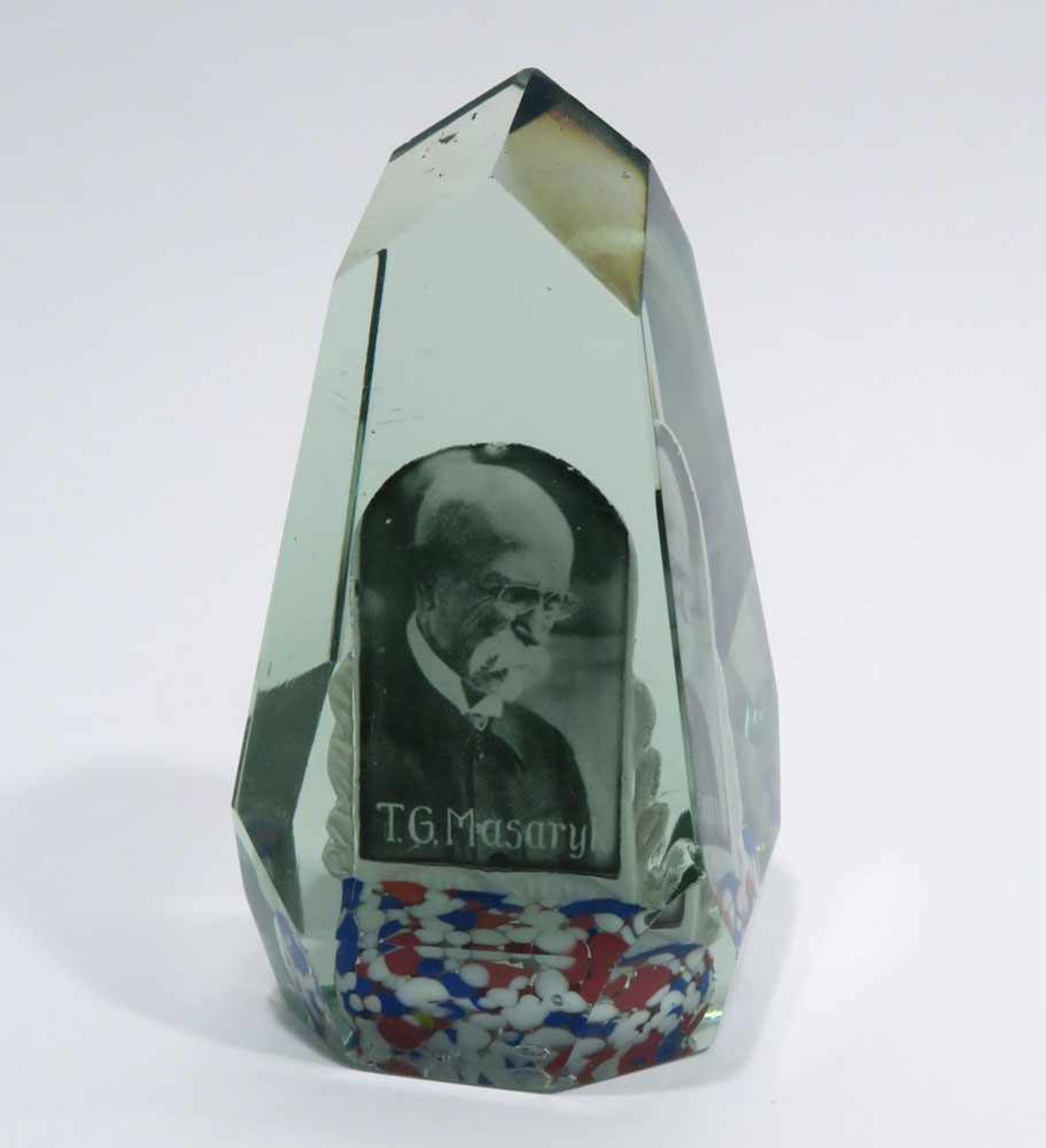 PaperweightBöhmen, 20. Jh. Graustichiges Glas in Obeliskenform, mit eingeschmolzener Fotografie