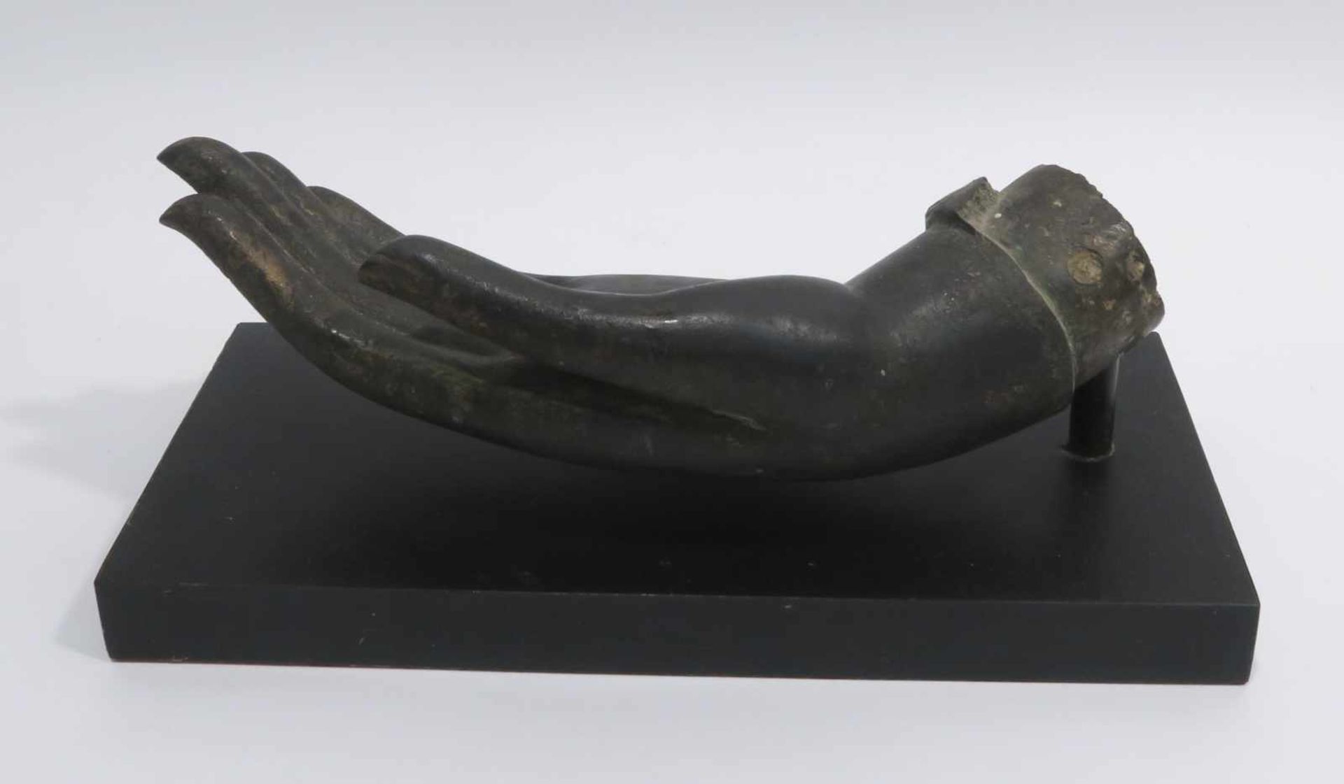 Linke Hand eines BuddhasThailand, Sukhothai-Stil. Bronze mit Tonkern. L. 21,5 cm. Holzsockel. Lt. - Bild 3 aus 5