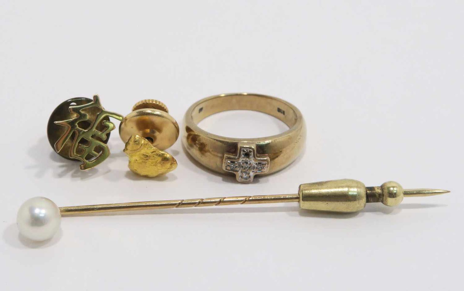 Konvolut GoldZwei Pins, eine Stabnadel und ein Ring. 14 K GG bzw. 8 K GG (Ring). Godnugget,