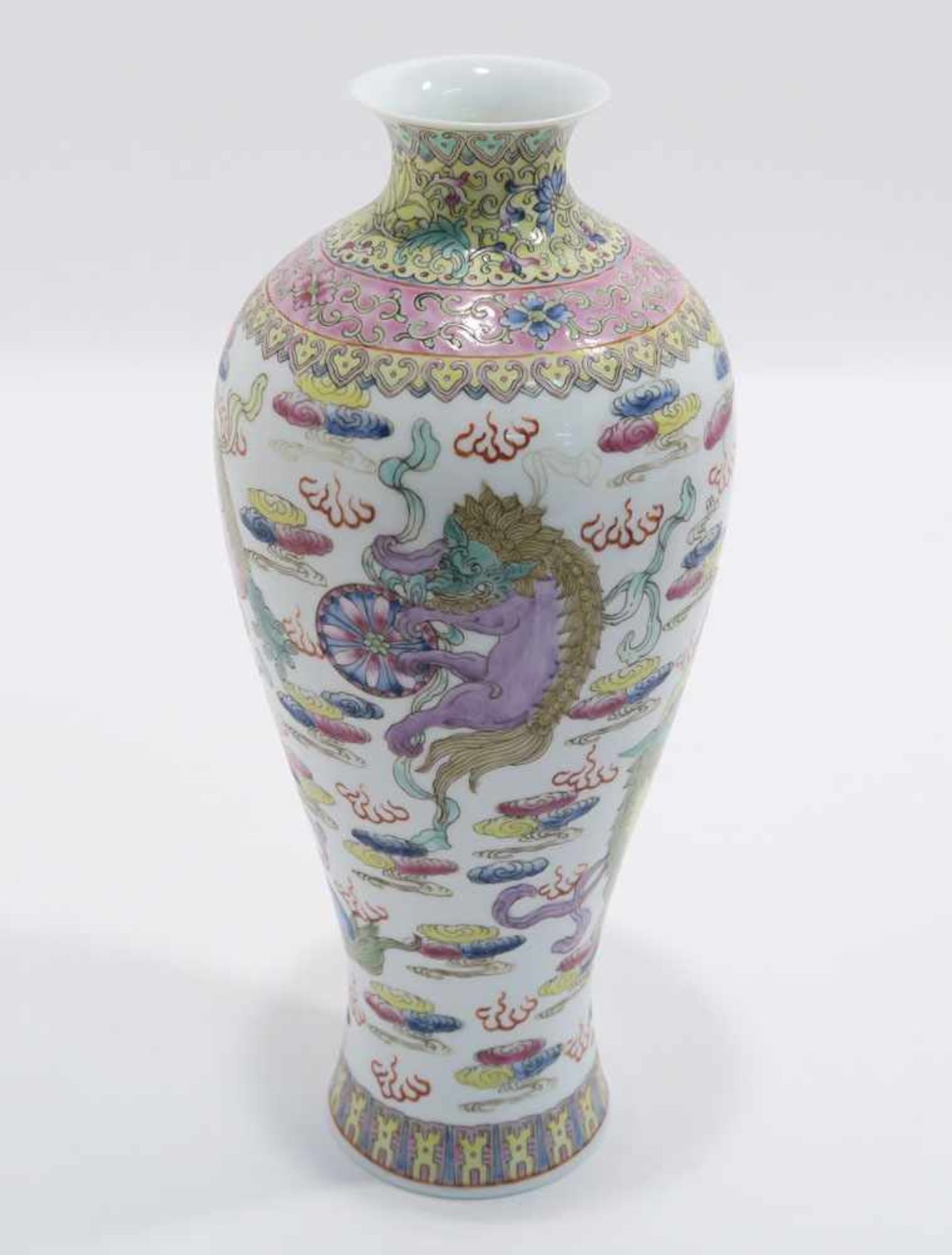 Opiumpfeife / Vase / DeckelgefäßChina. Porzellan, tlw. mit Kupfermontierung. Verschiedene bunte bzw. - Bild 16 aus 21